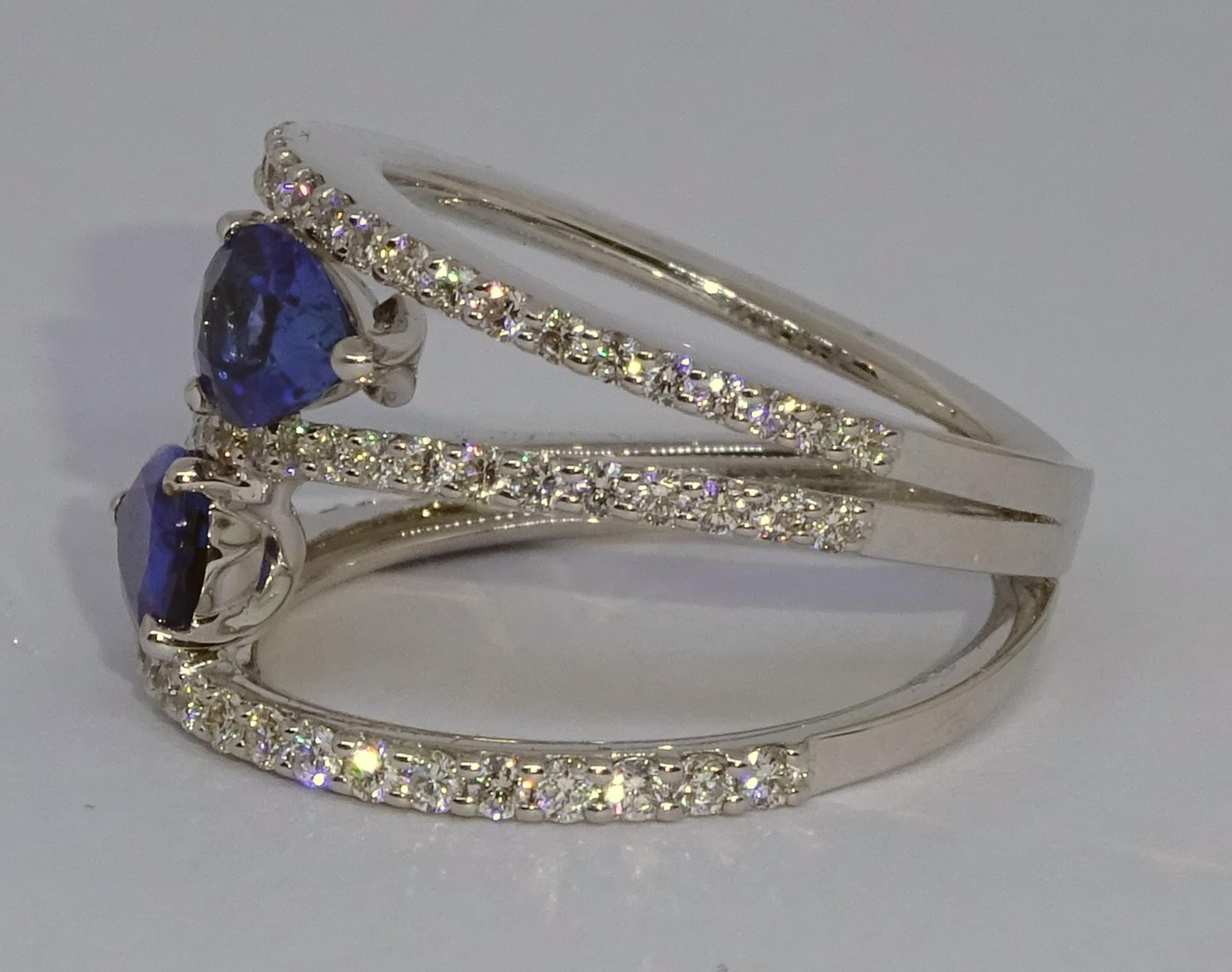 18 Karat White Gold Diamond and Tanzanite Cocktail Ring In New Condition For Sale In Duesseldorf, DE