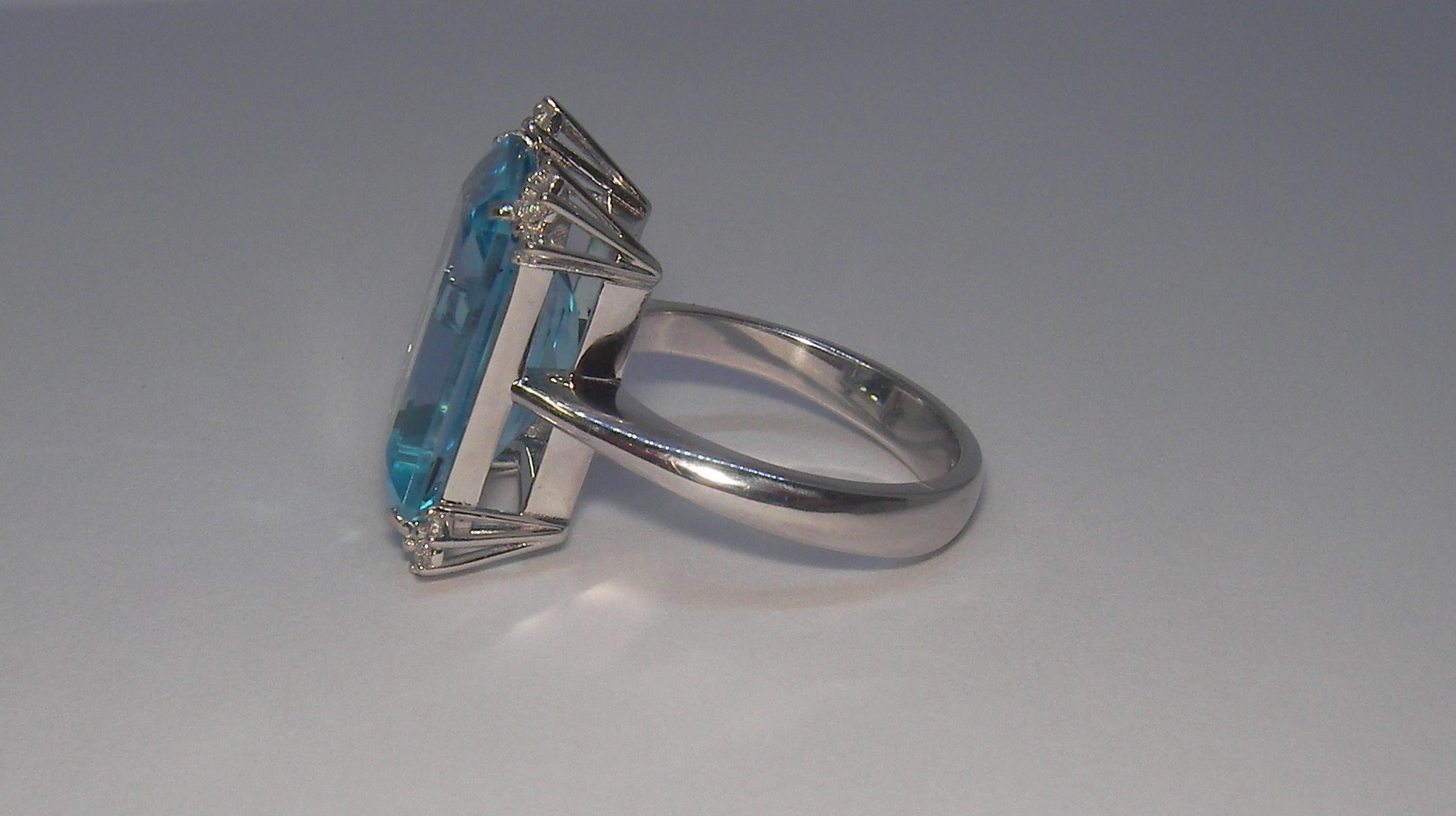 18 Karat White Gold Diamond and Topaz Cocktail Ring In New Condition In Duesseldorf, DE
