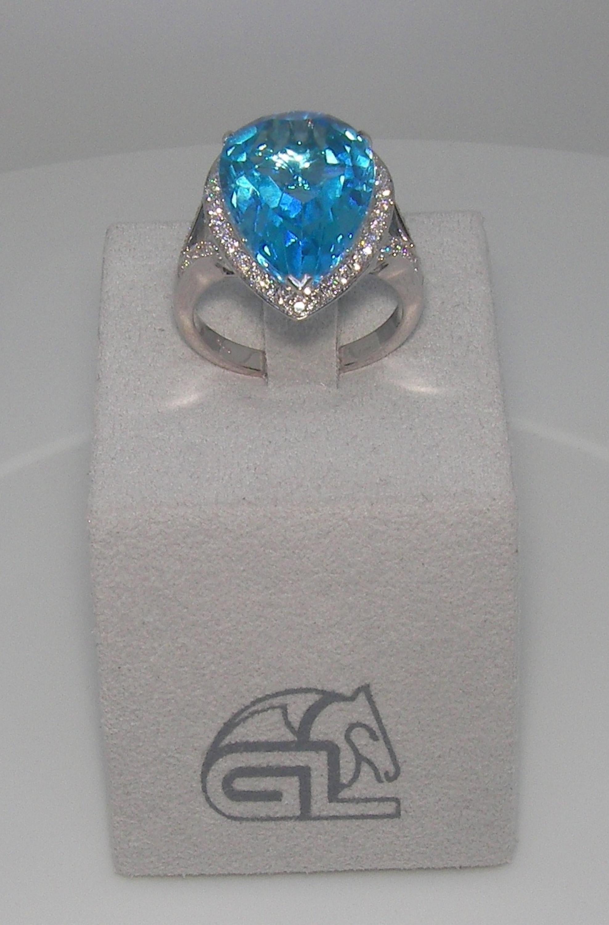 18 Karat White Gold Diamond and Topaz Cocktail Ring In New Condition For Sale In Duesseldorf, DE
