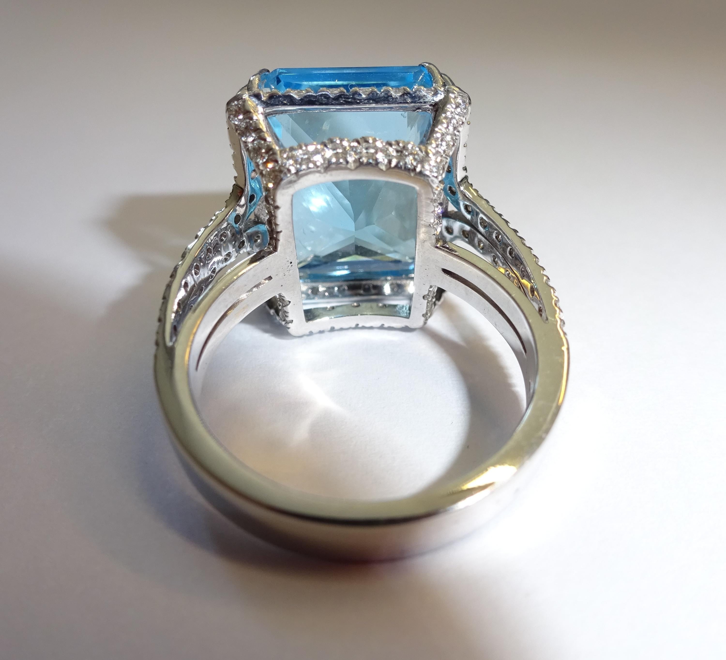 18 Karat White Gold Diamond and Topaz Cocktail Ring In New Condition For Sale In Duesseldorf, DE