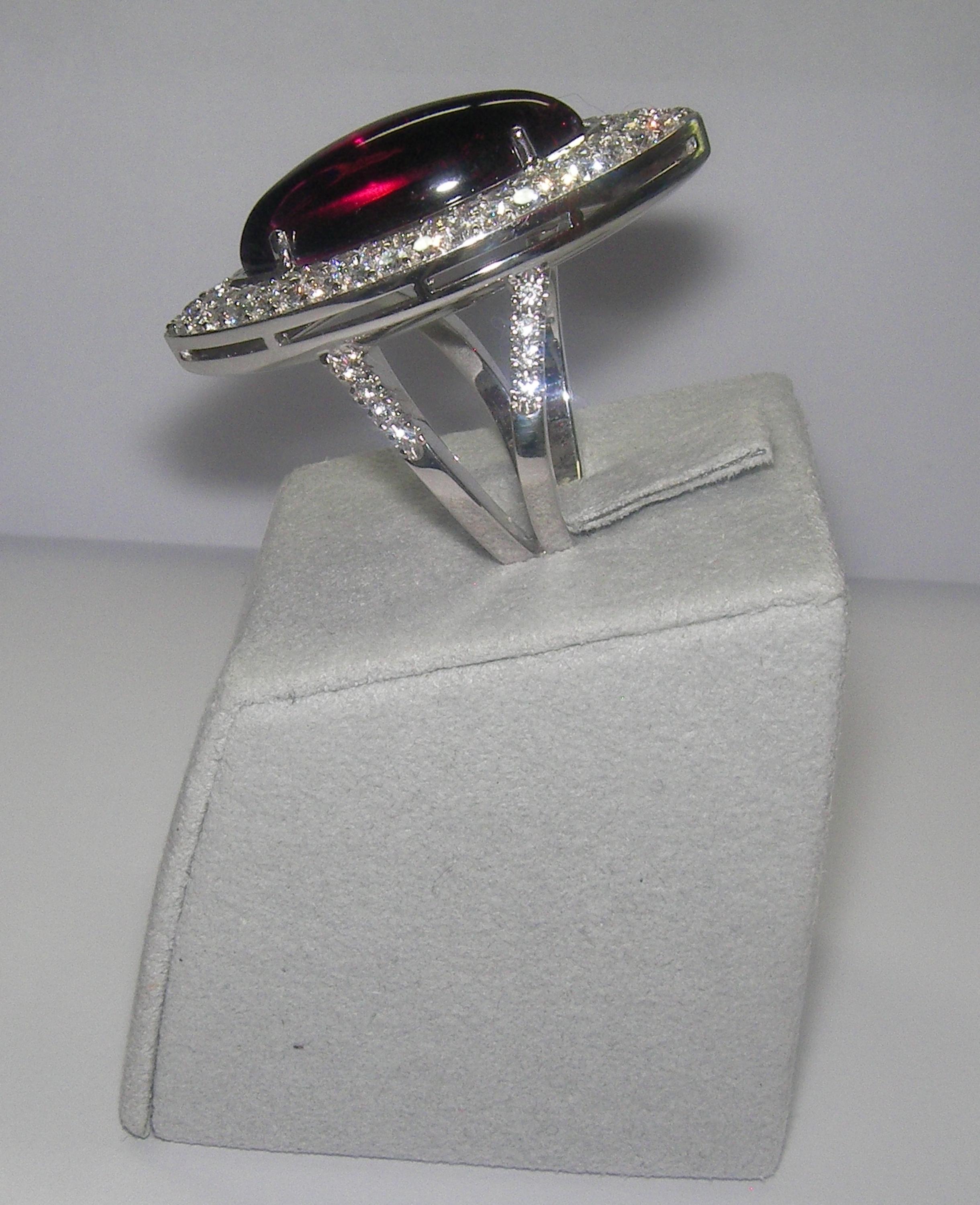 18 Karat White Gold Diamond and Tourmaline Cocktail Ring In New Condition In Duesseldorf, DE