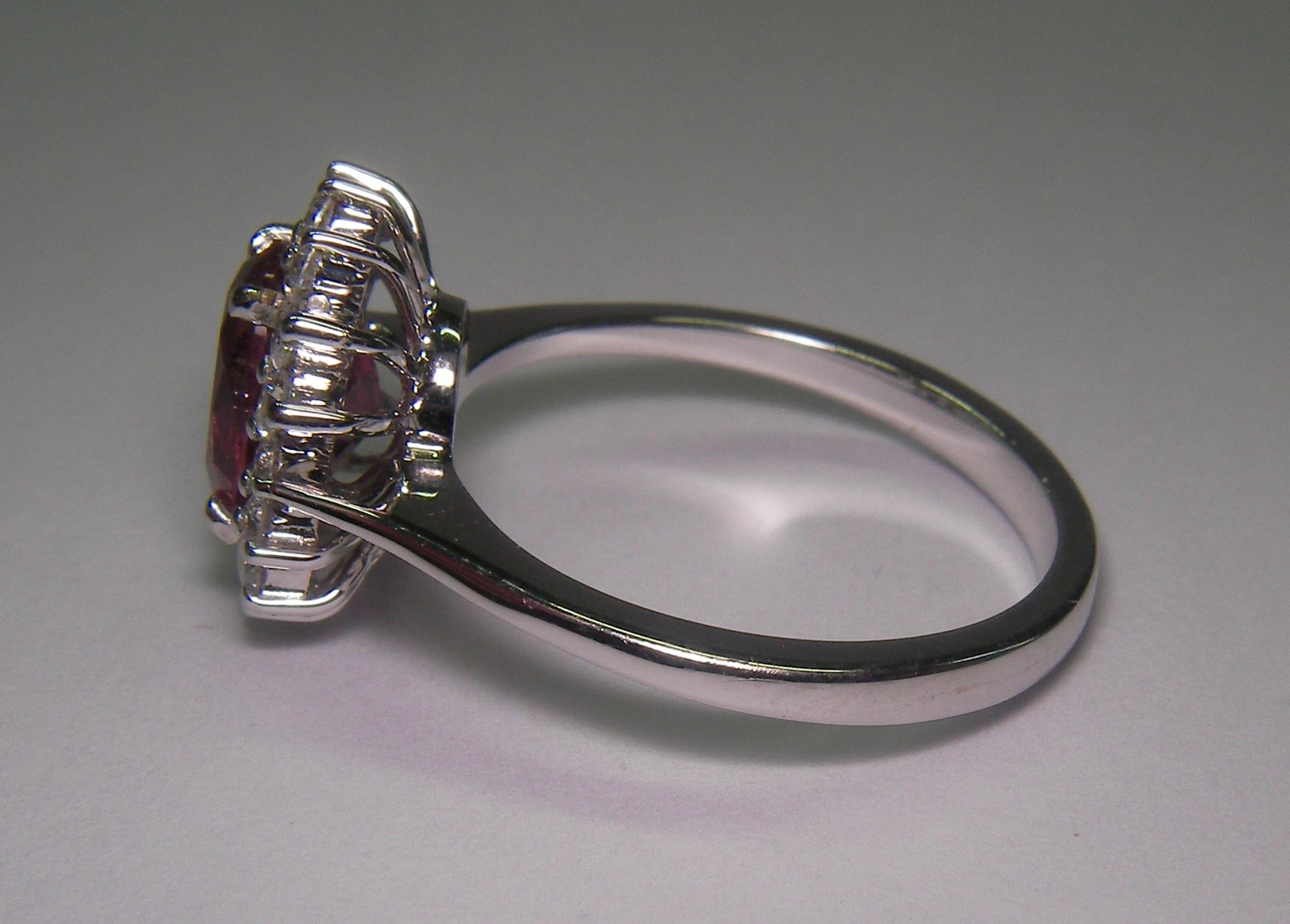 18 Karat White Gold Diamond and Tourmaline Ring In New Condition In Duesseldorf, DE