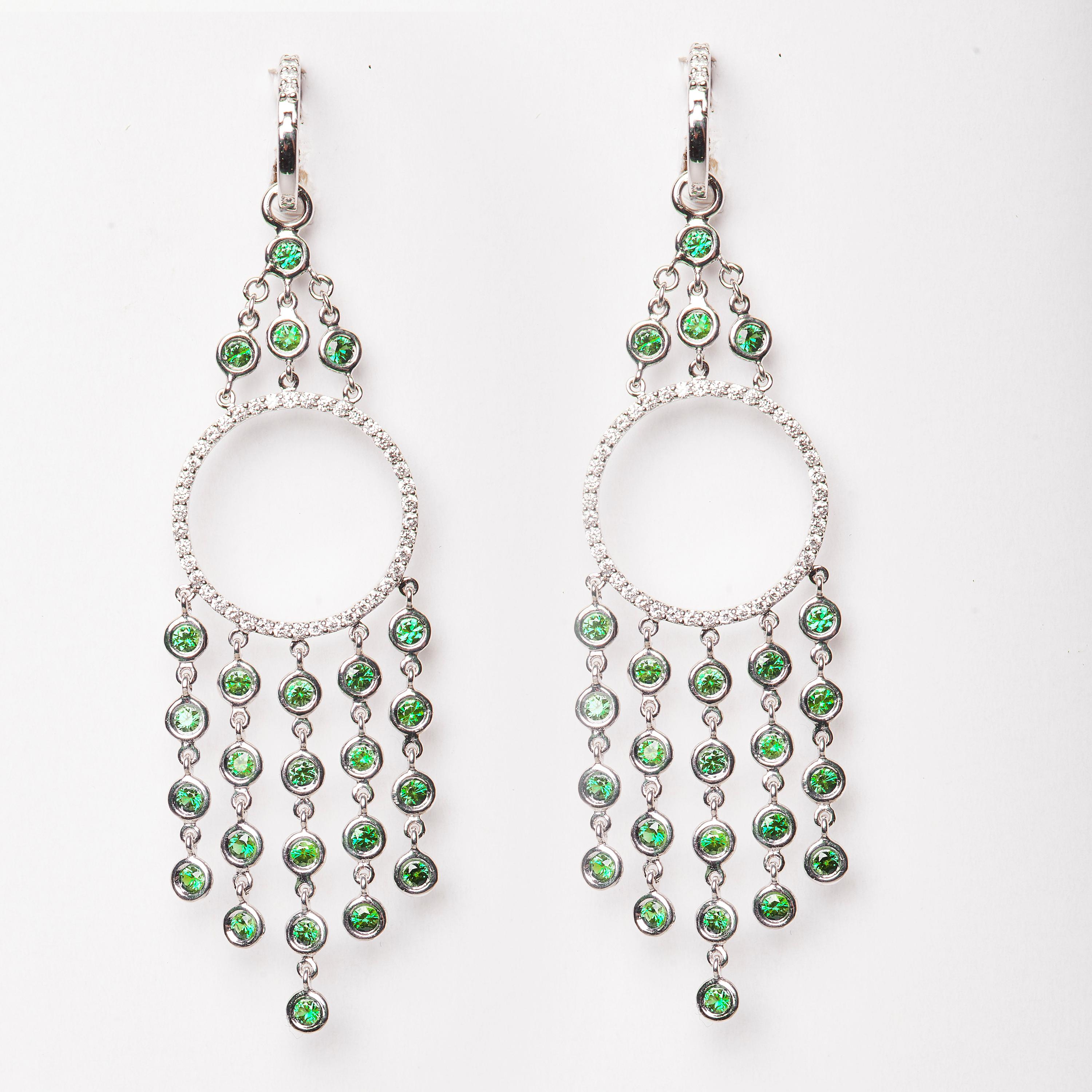 18 Karat White Gold Diamond and Tsavorite Dangle Earrings it In New Condition For Sale In Duesseldorf, DE