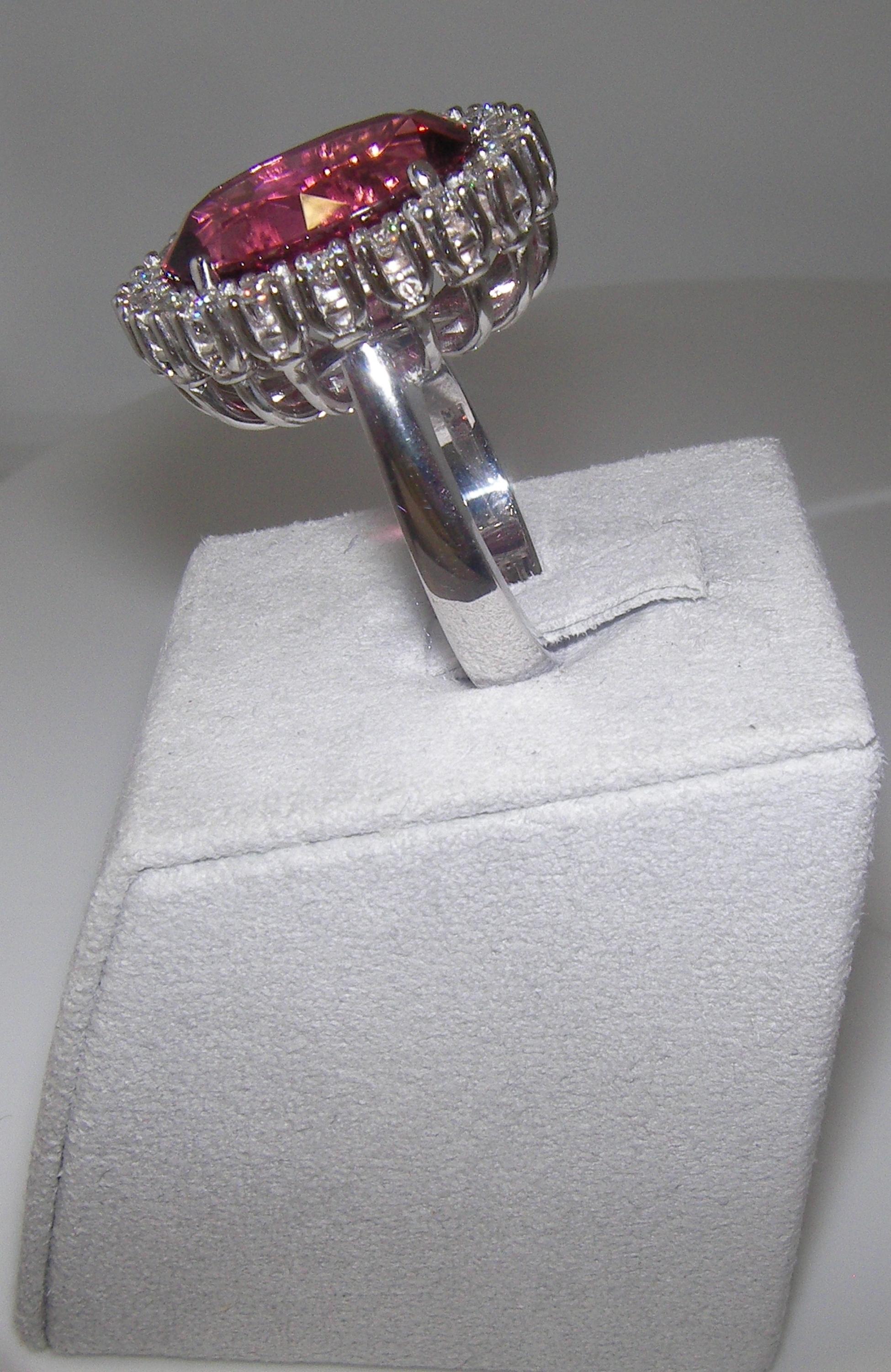 18 Karat White Gold Diamond and Turmaline Coktail Ring In New Condition In Duesseldorf, DE