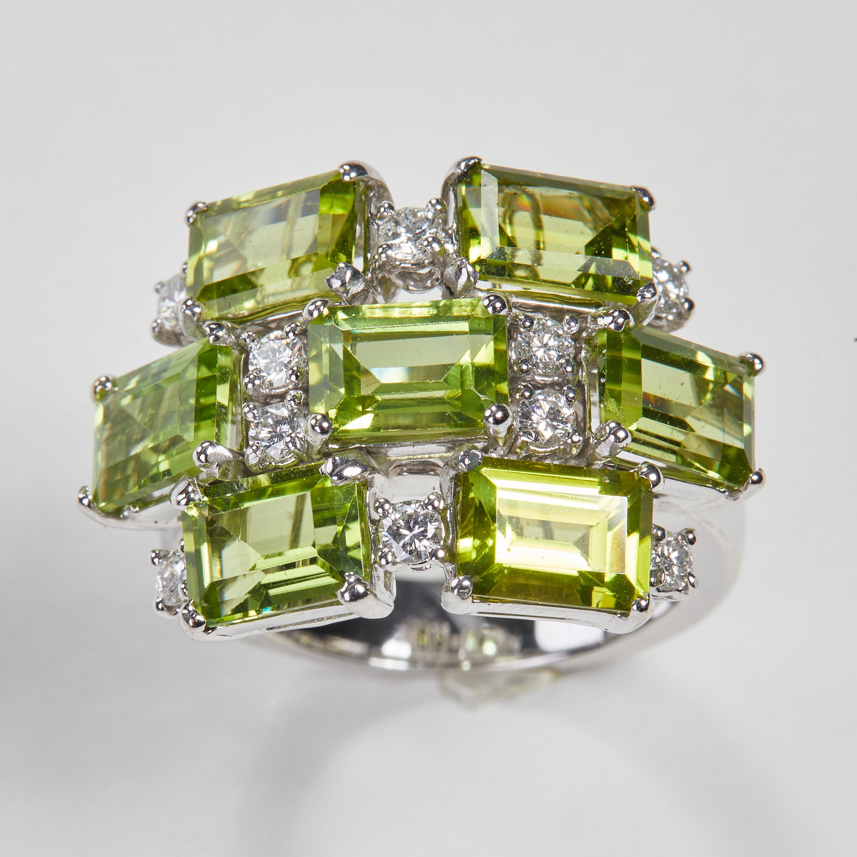 Ring aus 18 Karat Weißgold mit Diamanten und Peridot

10 Diamanten 0,46 Karat
7 Peridot  7,55 Karat



Größe EU 54 US 6.8


Gianni Lazzaro wurde 1974 gegründet und ist ein Schmuckunternehmen in Familienbesitz mit Sitz in Düsseldorf,