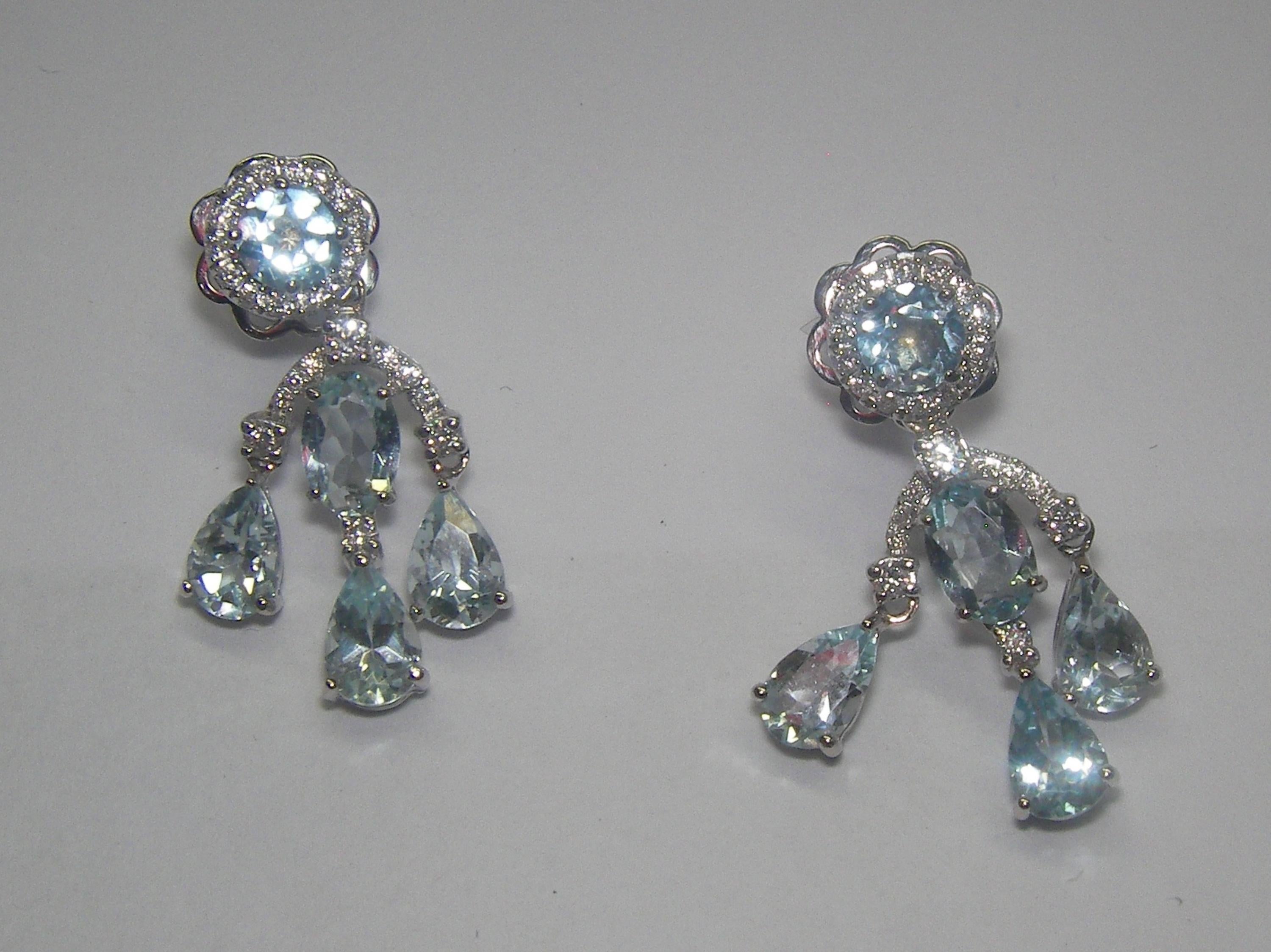 18 Karat White Gold Diamond, Aquamarine Dangle Earrings In New Condition In Duesseldorf, DE