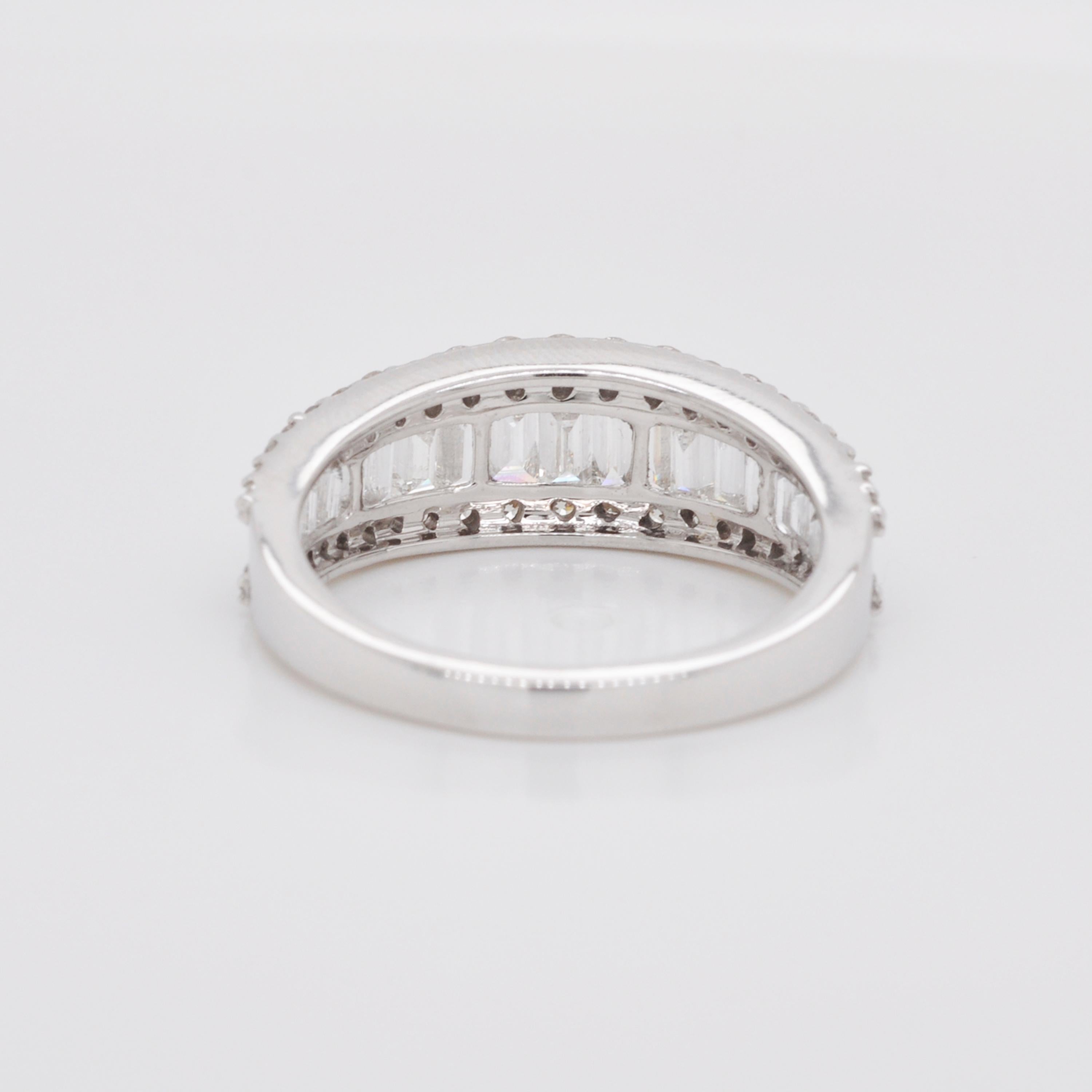 Anneau de mariage contemporain en or blanc 18 carats avec diamant baguette Pour femmes en vente