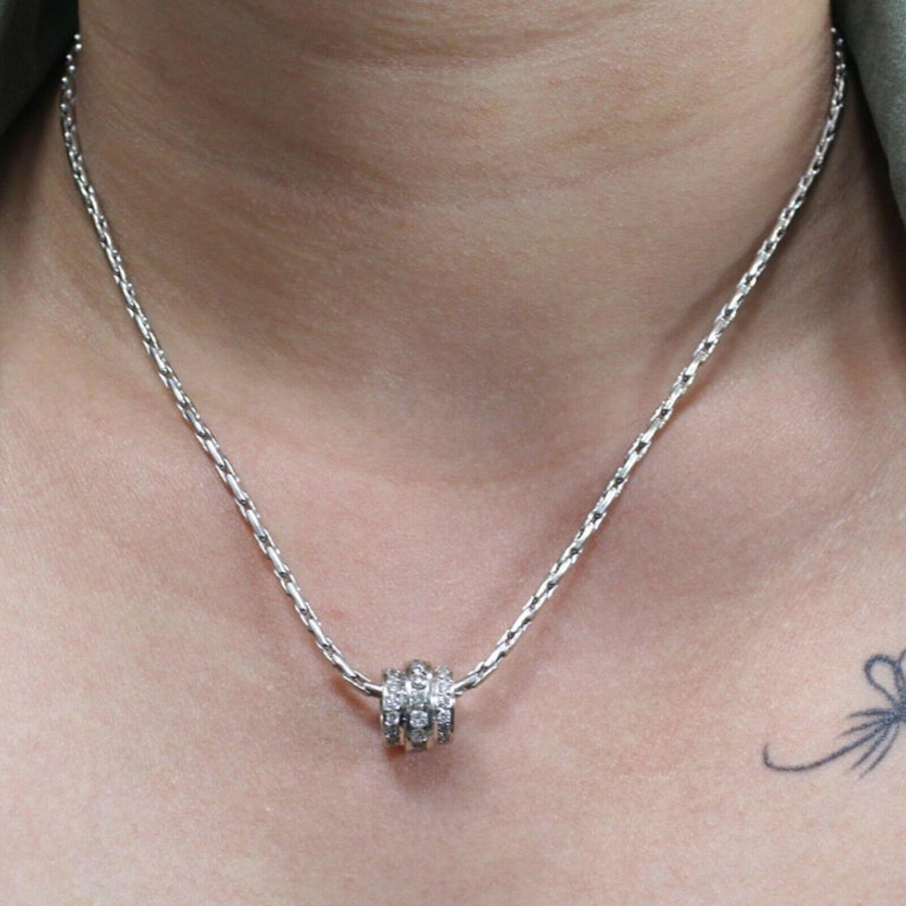 Colgante Bola de Diamantes de Oro Blanco de 18 Kilates Corte redondo
