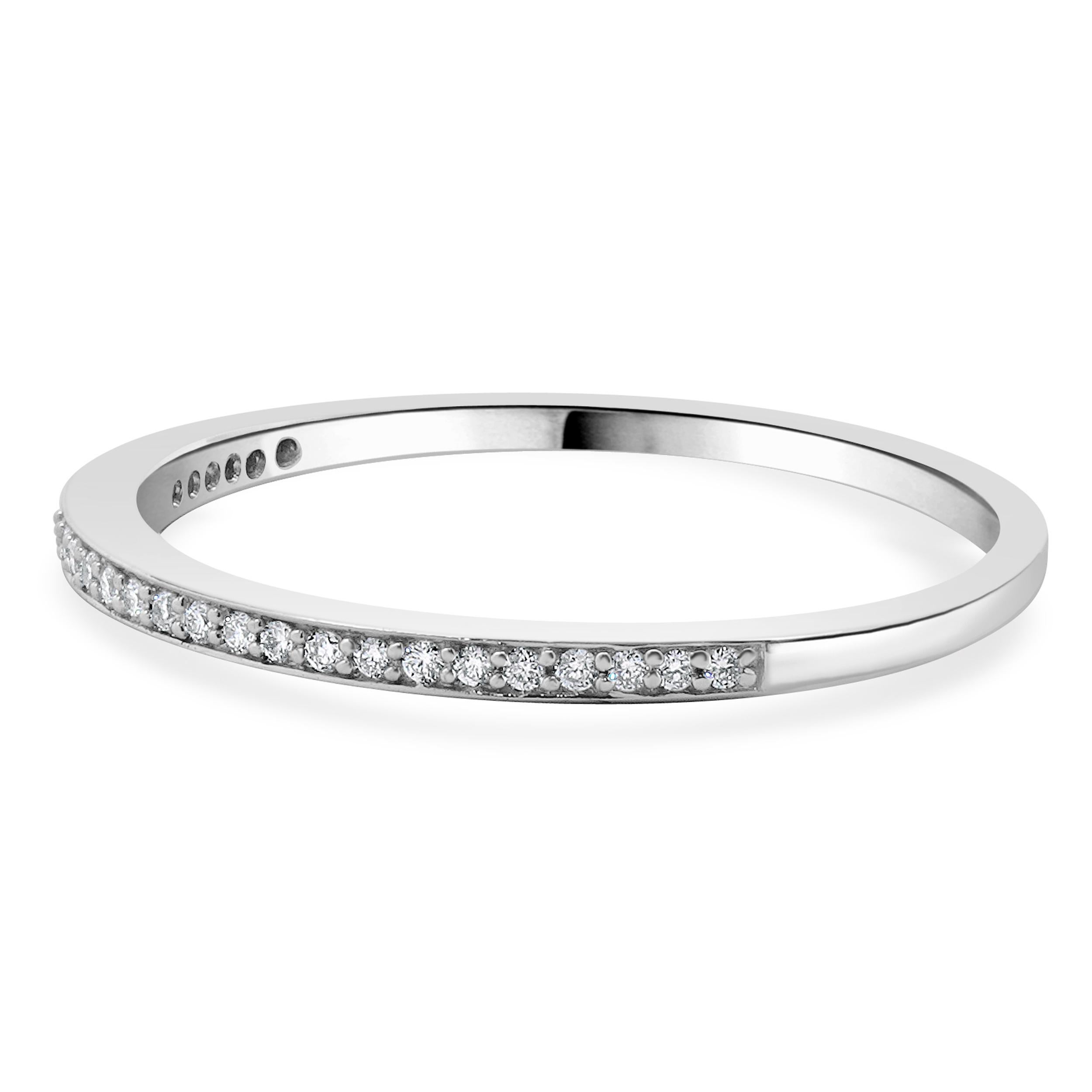 Designer: Personalizzato
Materiale: oro bianco 18 carati
Diamanti: 28 tondi taglio brillante = 0,10cttw
Colore: G
Chiarezza: SI1-2
Taglia: 9.5 taglie disponibili 
Dimensioni: la parte superiore dell'anello misura 1,5 mm di larghezza
Peso: 1.78