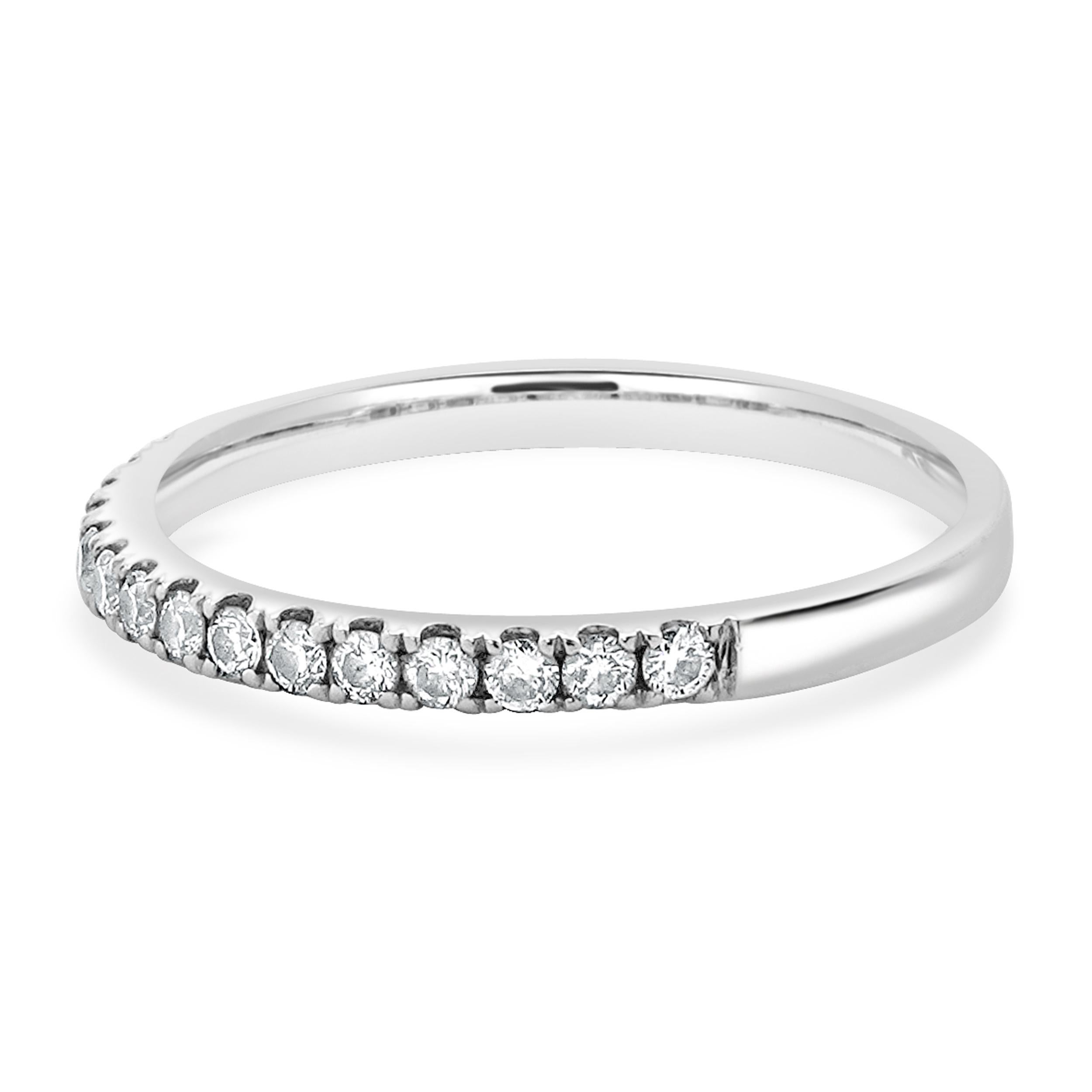 Designer: personalizzato
Materiale: oro bianco 18 carati
Diamante: 18 brillanti rotondi = 0,20cttw
Colore: H
Chiarezza: SI2
Misura dell'anello: 7 (si prega di prevedere due giorni di spedizione in più per le richieste di misura)
Peso: 2.00 grammi
