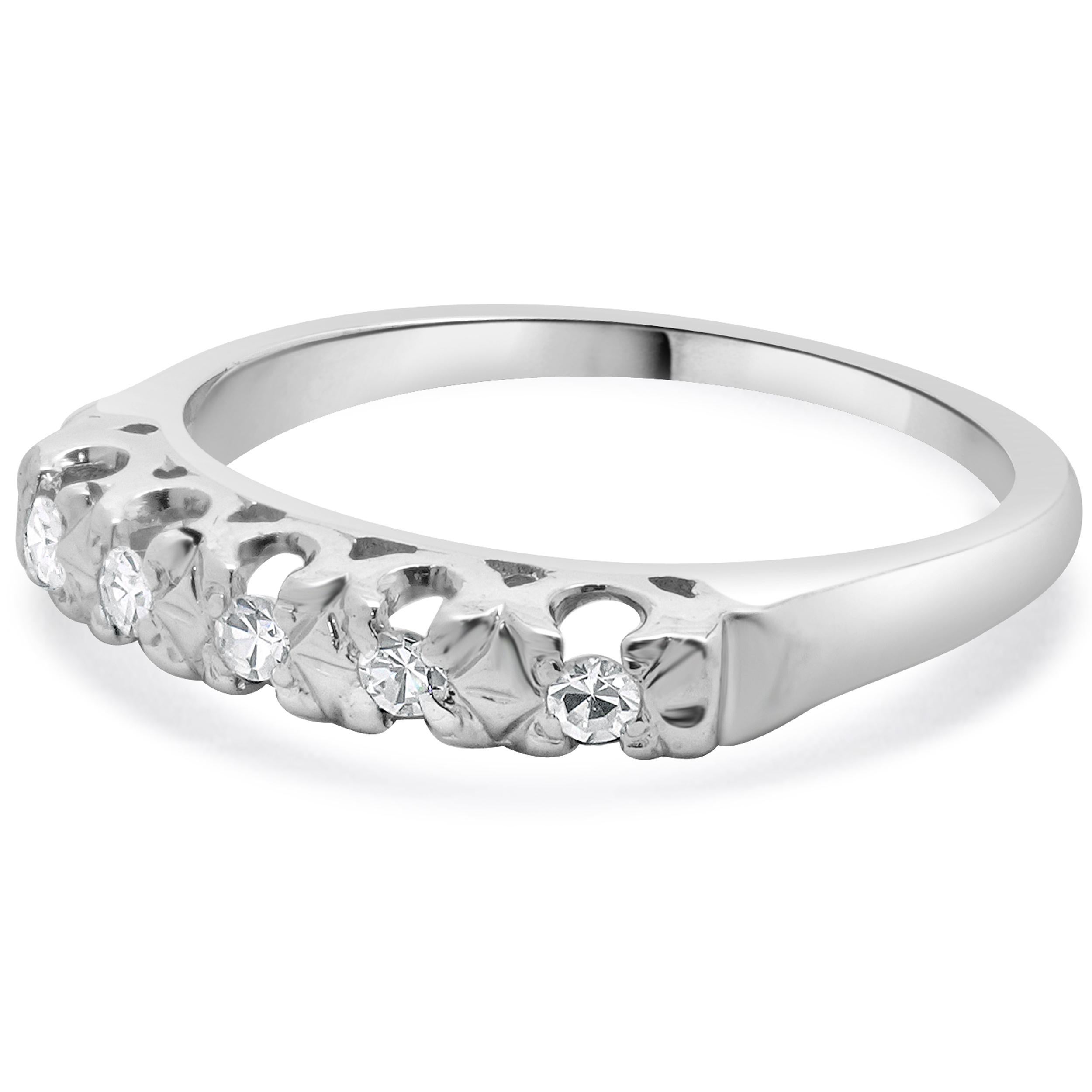 Diseñador: diseño personalizado
Material: 18k oro blanco
Diamante: 5 talla única = 0,10cttw
Color: H
Claridad: SI1
Talla: 6.5 (por favor, prevea dos días de envío adicionales para solicitudes de talla)
Dimensiones: el anillo mide 1.2 mm de