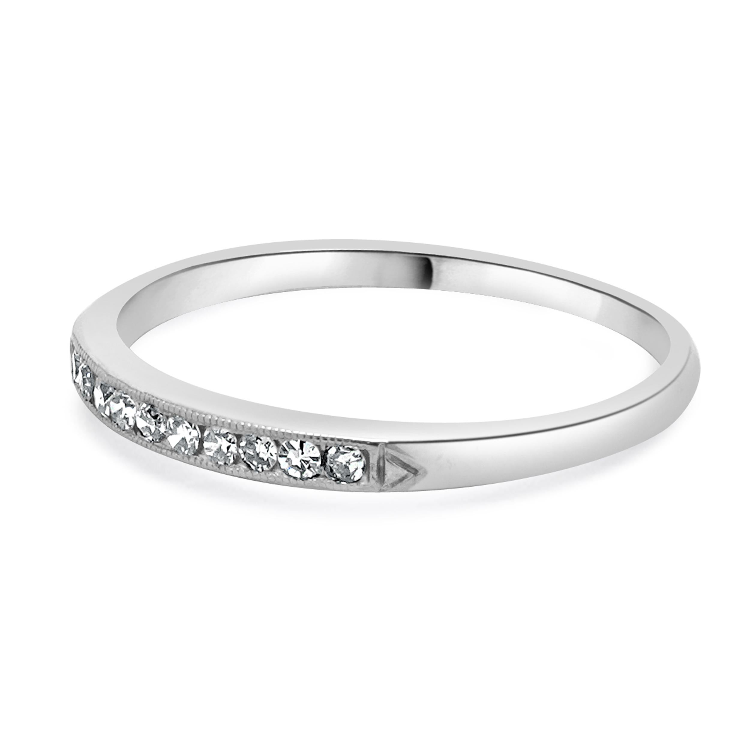 Concepteur : personnalisé
Matériau : Or blanc 18K
Diamant : 10 tailles rondes = 0,10cttw
Couleur : H / I
Clarté : SI2
Taille de la bague : 7 (veuillez prévoir deux jours de livraison supplémentaires pour les demandes de taille)
Poids : 1.43 grammes
