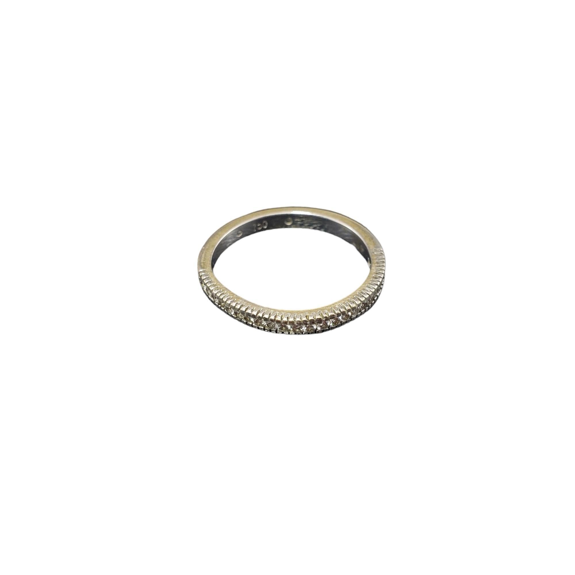 Vintage 18K White Gold Diamond Band Ring Größe 7-

Dieses funkelnde Band ist mit 23 runden Diamanten im Brillantschliff besetzt, die in wunderschön detailliertes 18-karätiges Weißgold gefasst sind.
Breite: 2 mm.

Ungefähres Gesamtgewicht der