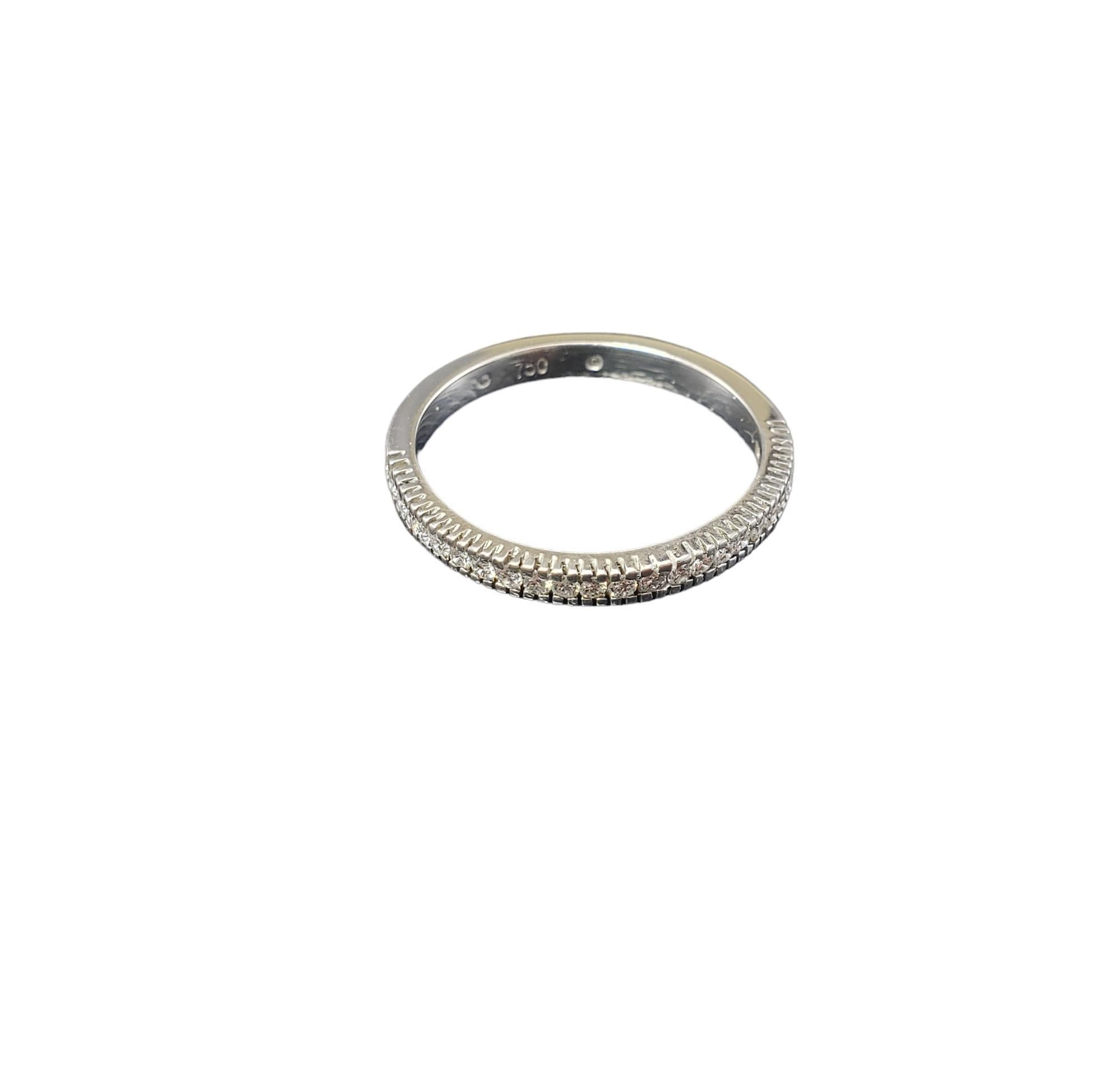 Vintage 18K White Gold Diamond Band Ring Größe 7.25-7.5-

Dieses funkelnde Band ist mit 23 runden Diamanten im Brillantschliff besetzt und in klassisches 18-karätiges Weißgold gefasst.  Breite: 2 mm.

Ungefähres Gesamtgewicht der Diamanten: 23
