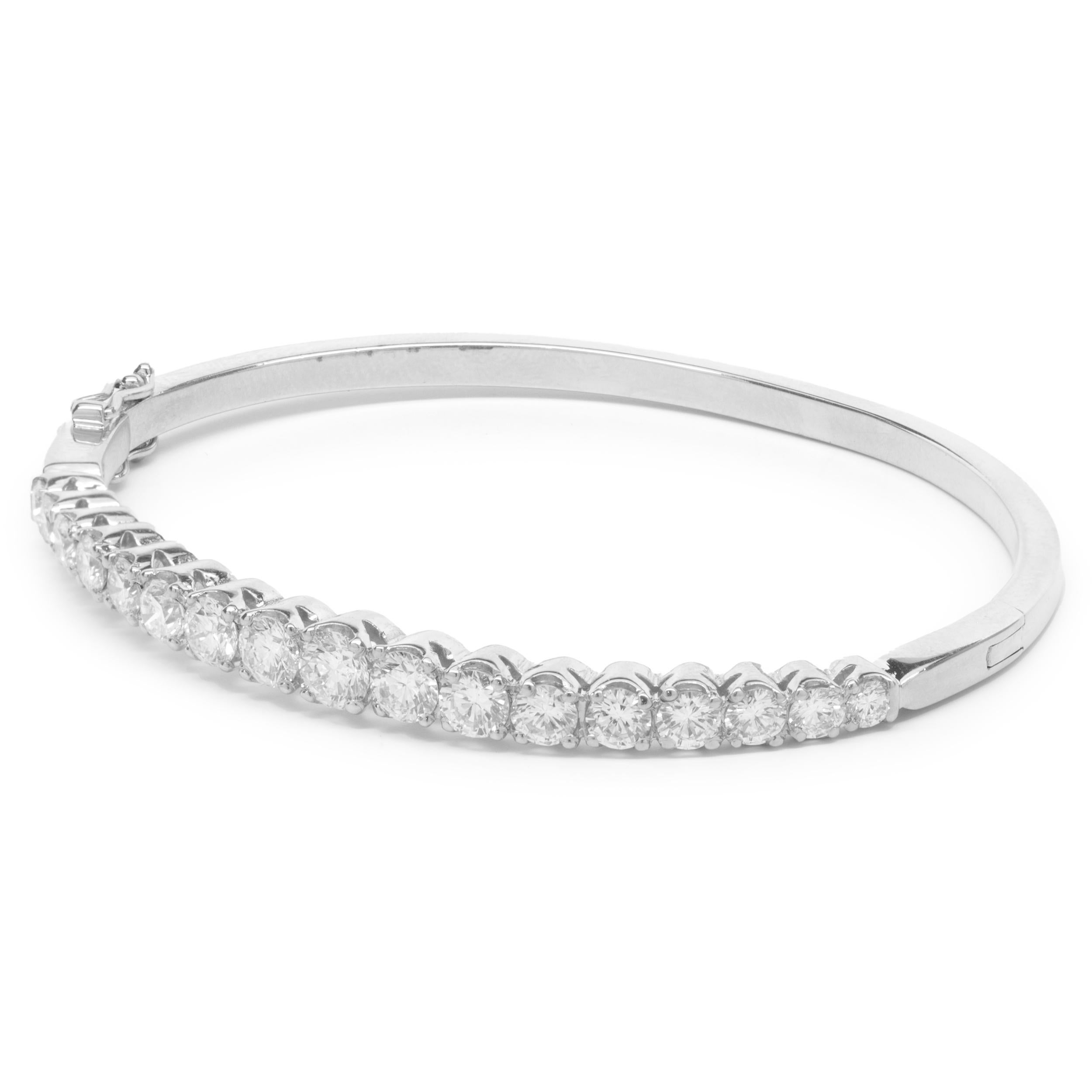 Designer: design personalizzato 
Materiale: oro bianco 18 carati
Diamanti: 23 tondi taglio brillante = 5,00cttw
Colore: H/I
Chiarezza: VS2
Dimensioni: il bracciale si adatta a un polso di 8 pollici 
Peso:  18,56 grammi
