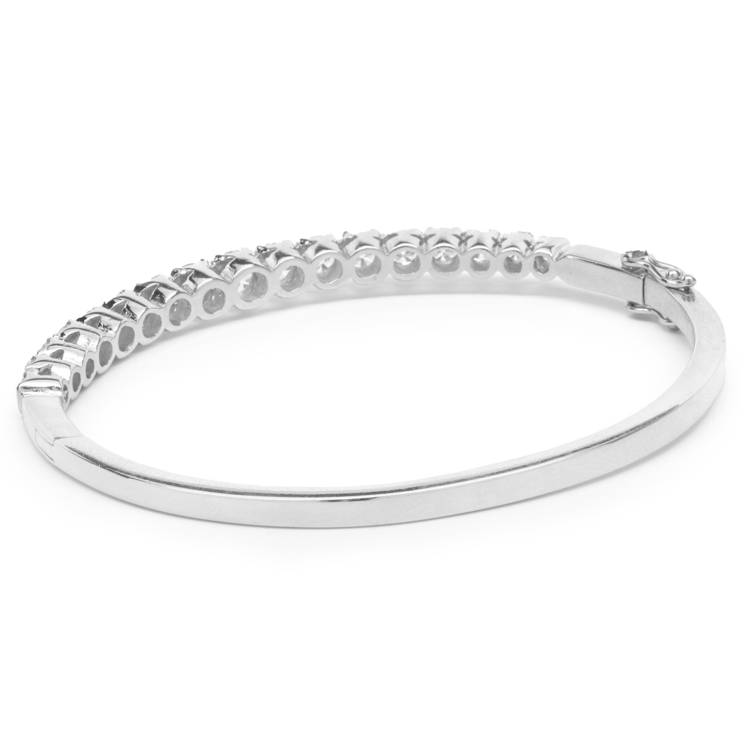 Taille ronde Bracelet jonc en or blanc 18 carats et diamants en vente