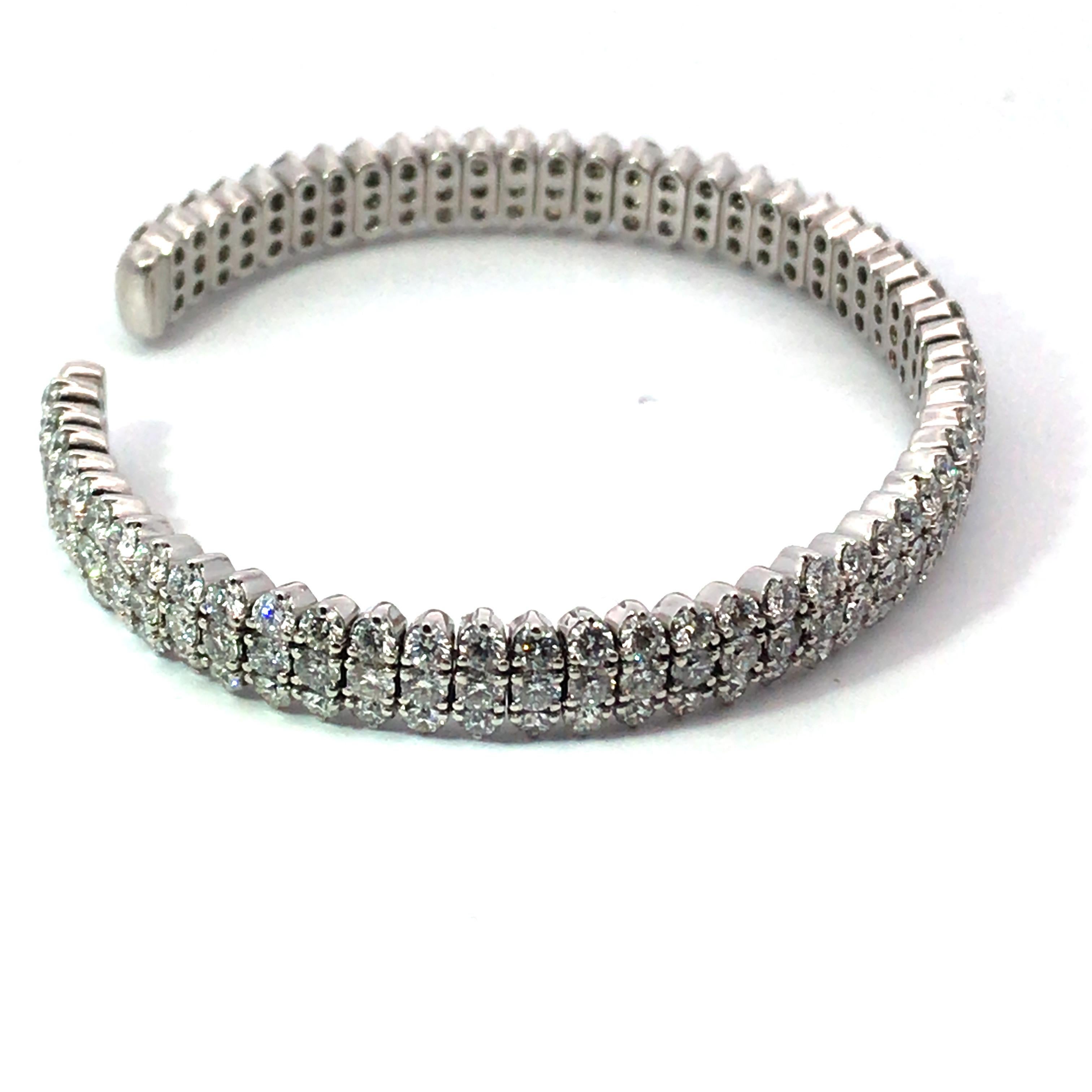 Bracciale con diamanti in oro bianco 18 carati
Il bracciale ha un peso di 25,4 grammi, una lunghezza di 7,25 pollici e una larghezza di 0,25 pollici.
Ci sono 177 diamanti rotondi taglio Brilliante per un peso di circa 9,50 carati.
La gamma di colori