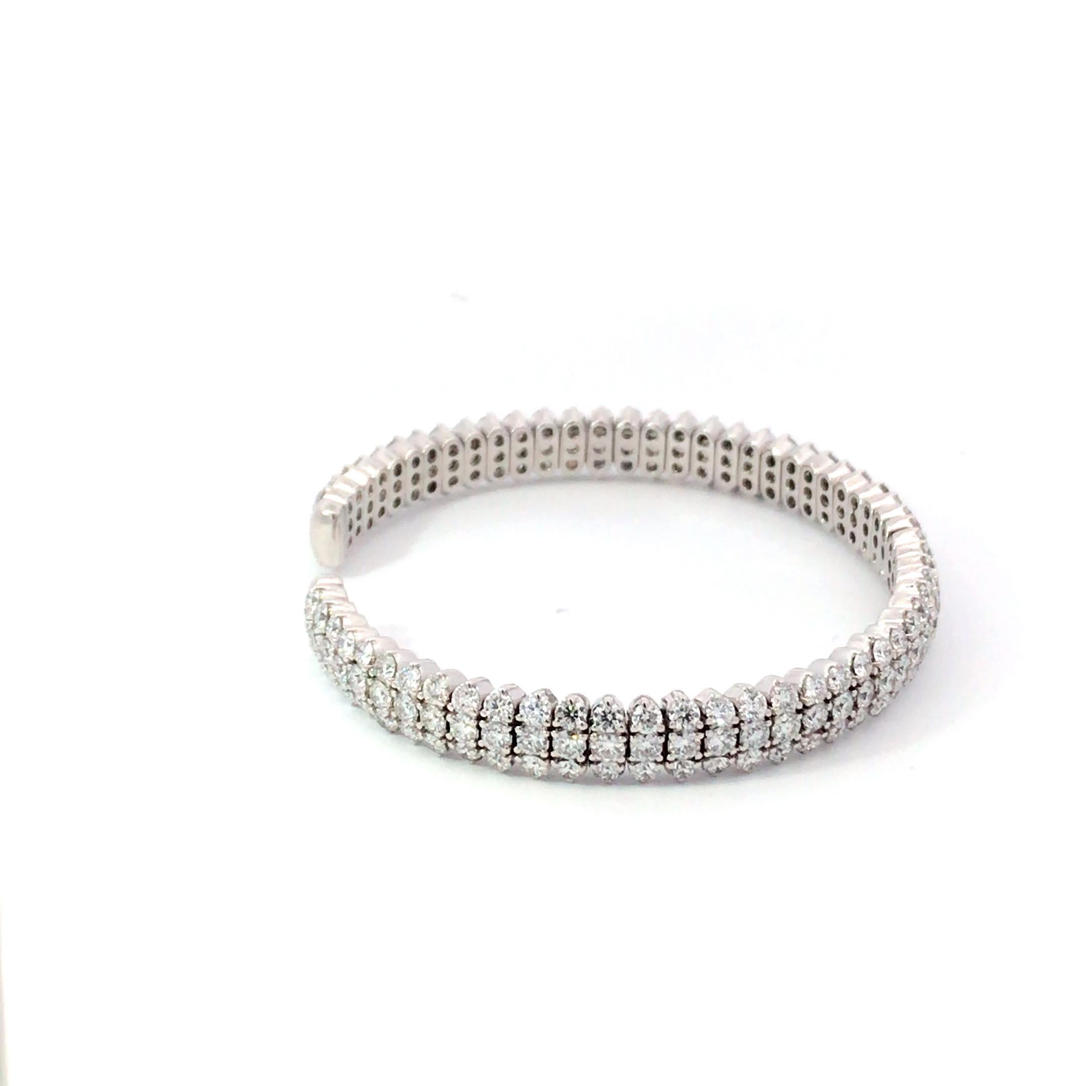 Taglio rotondo Bracciale con diamanti in oro bianco 18 carati in vendita