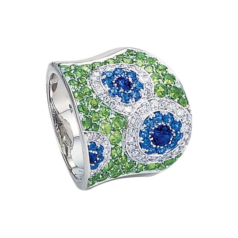 Anillo de oro blanco de 18 quilates, diamante, zafiro azul y tsavorita
