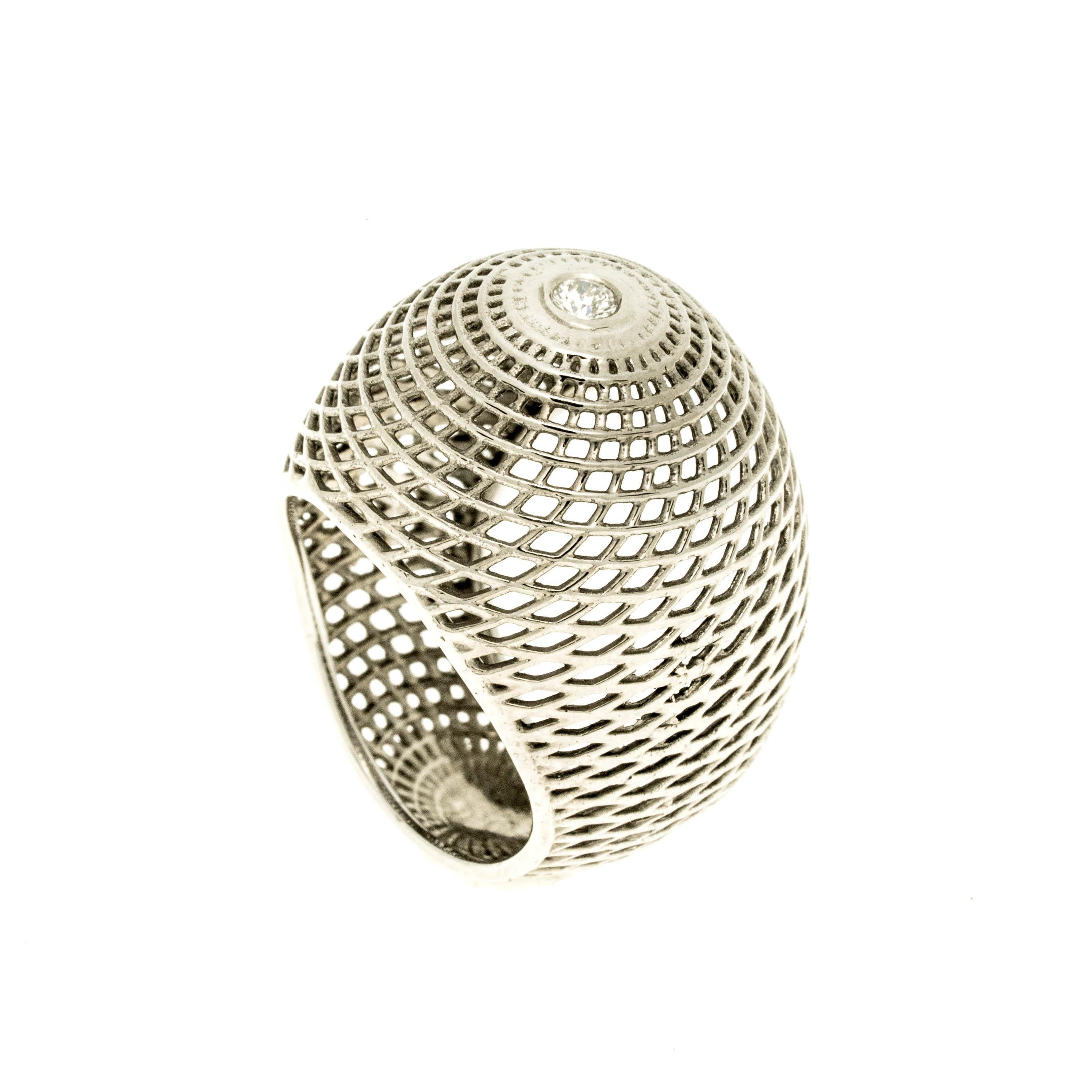 Taille ronde  Or blanc 18 carats  Bague bombée en diamants, bague cocktail  Bague en forme de dôme en or blanc en vente