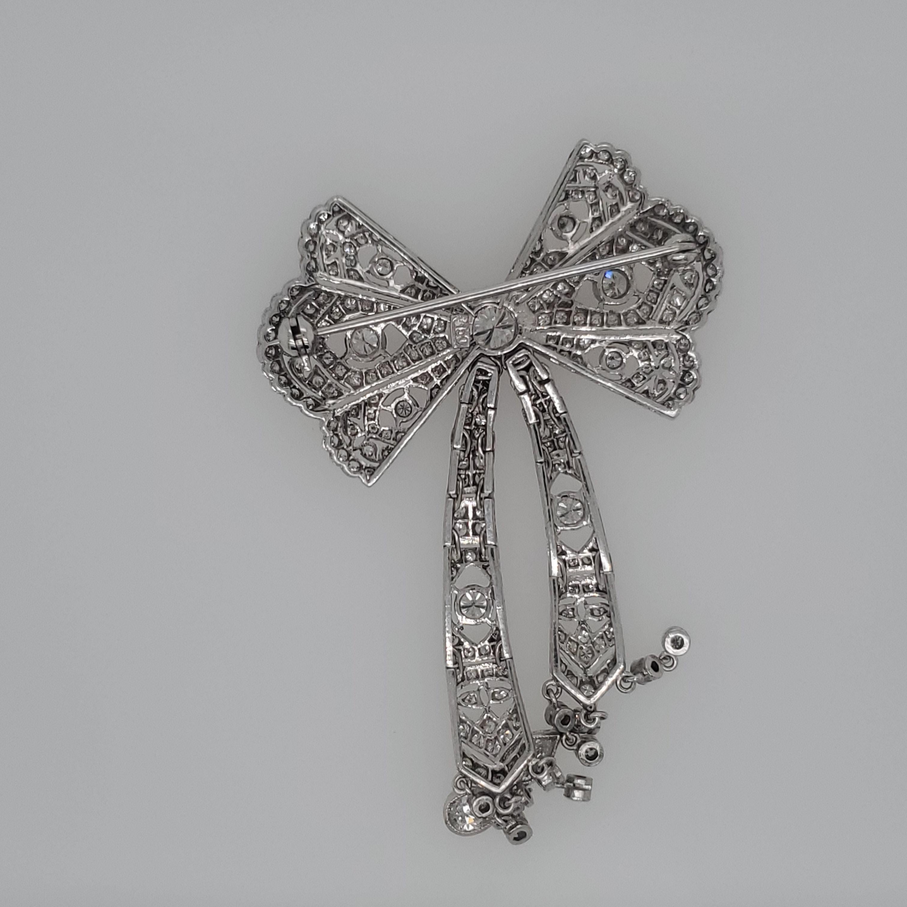 18 Karat White Gold Diamond Bow Brooch with 2.20 Carat In Good Condition In New York, NY