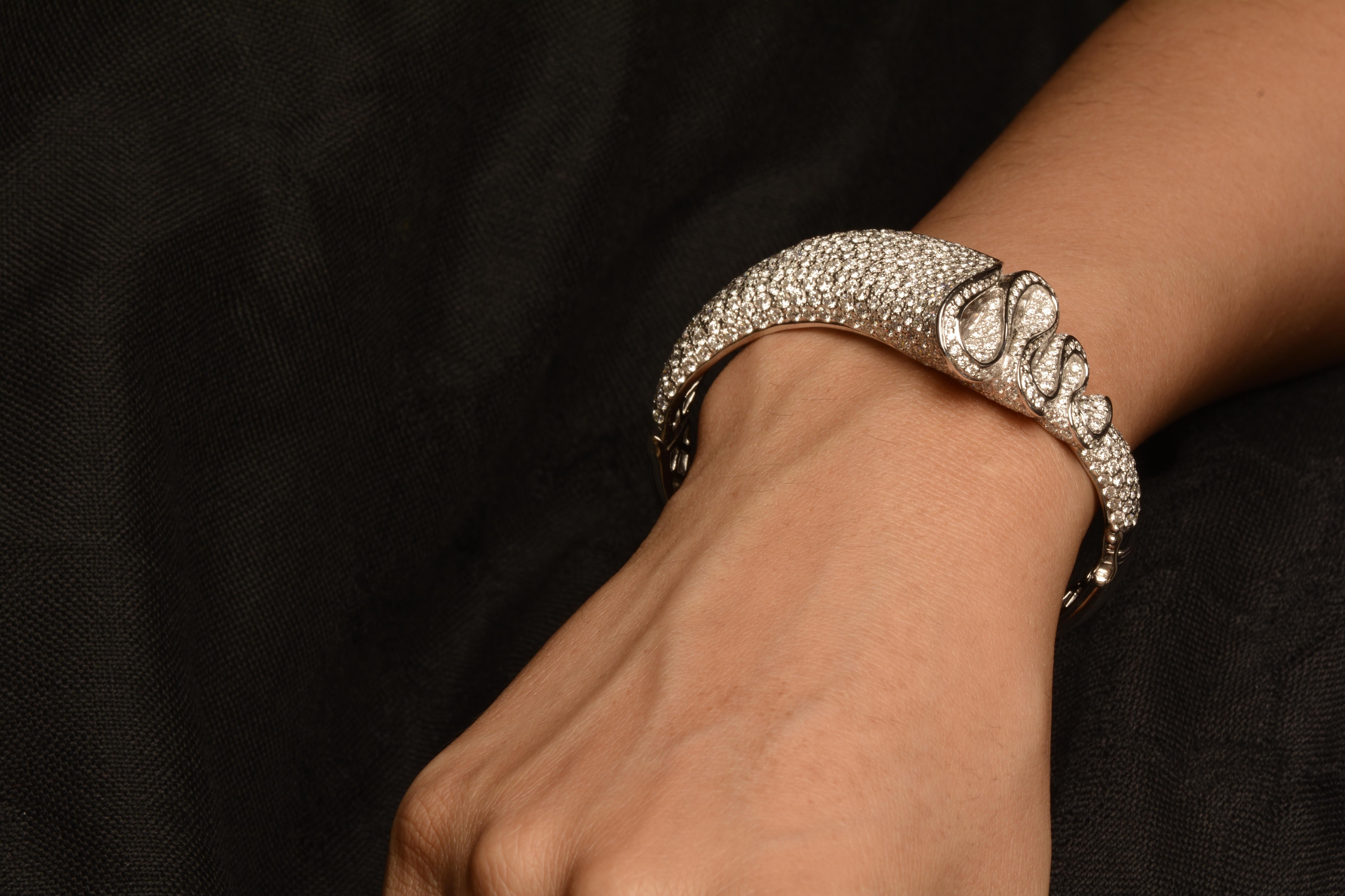 18 Karat White Gold Diamond Bracelet In Excellent Condition In Mumbai, IN