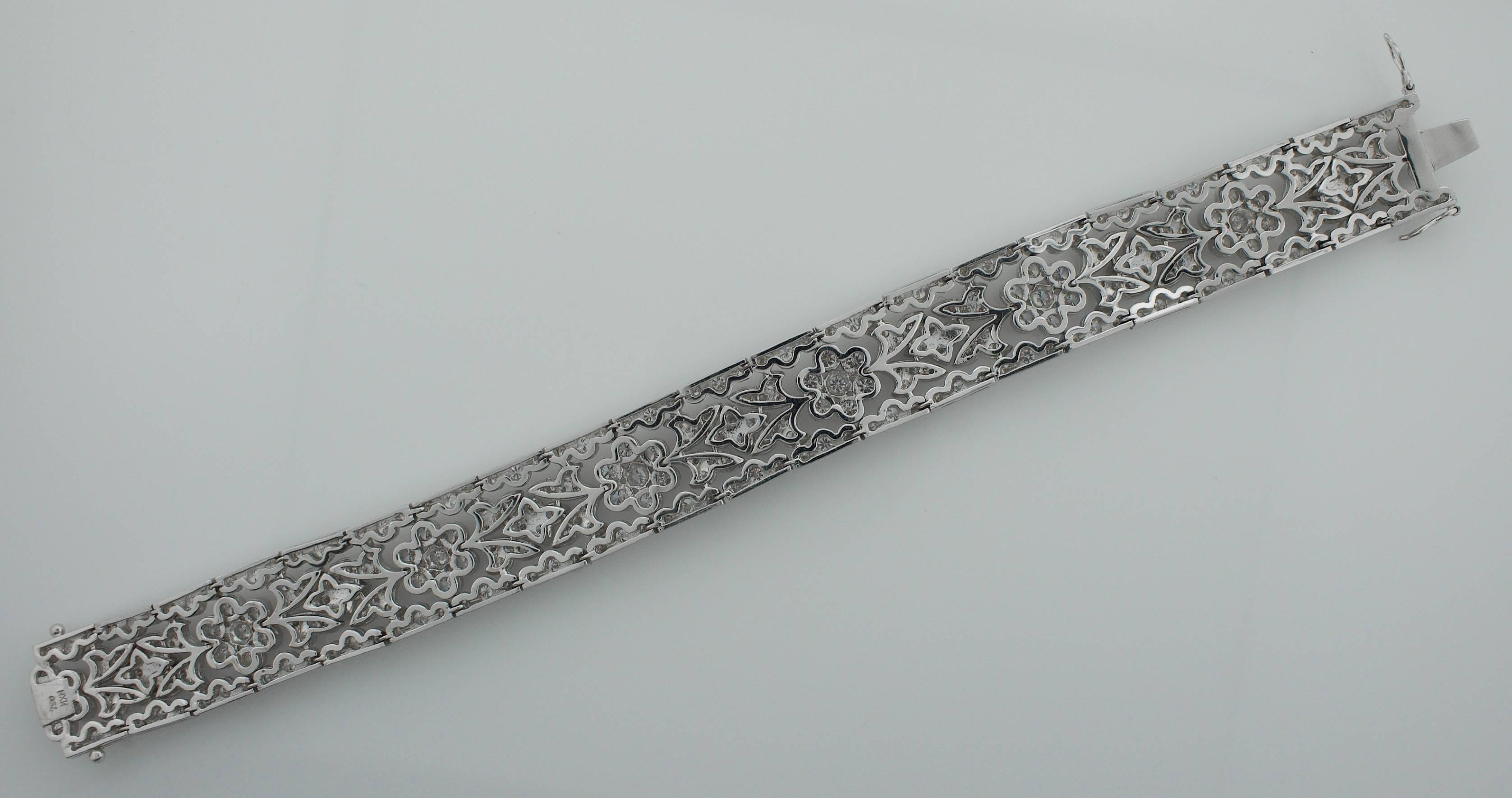 Round Cut 18 Karat White Gold Diamond Bracelet with 10 Carat of Diamonds For Sale