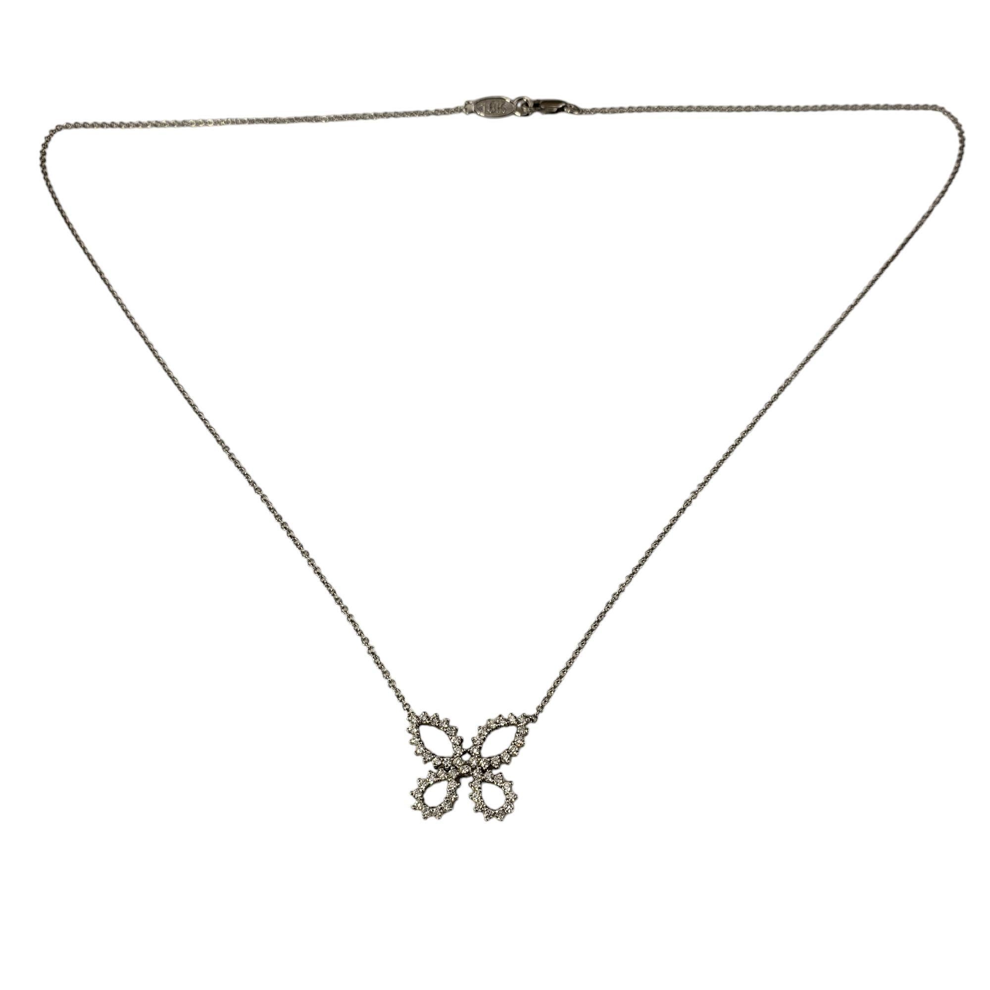Collana con ciondolo a farfalla con diamante in oro bianco 18 carati

Questa scintillante collana con pendente a farfalla presenta 52 diamanti rotondi taglio brillante incastonati nel classico oro bianco 18 carati.

Peso totale approssimativo dei