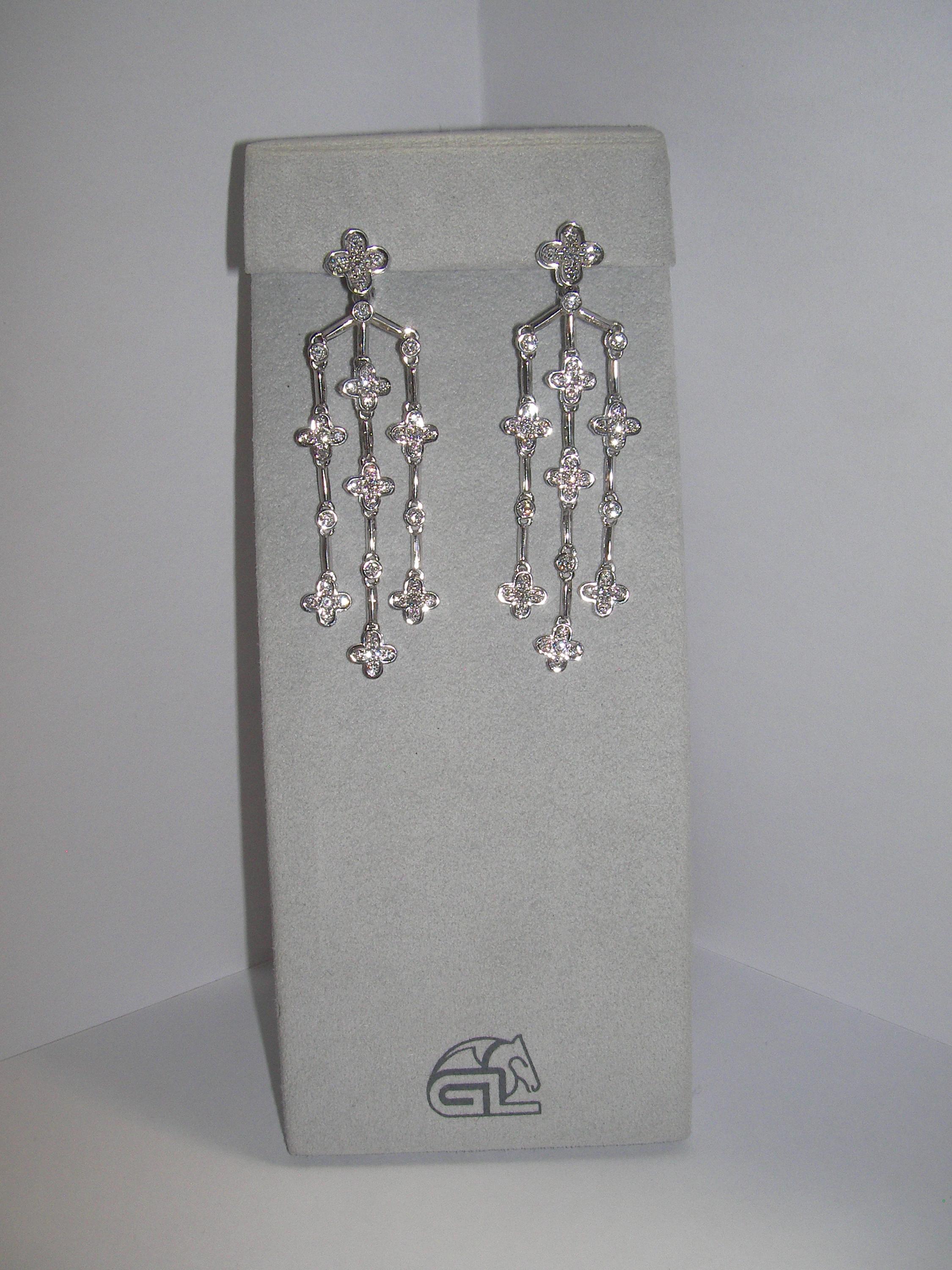 18 Karat White Gold Diamond Chandelier Earrings In New Condition For Sale In Duesseldorf, DE