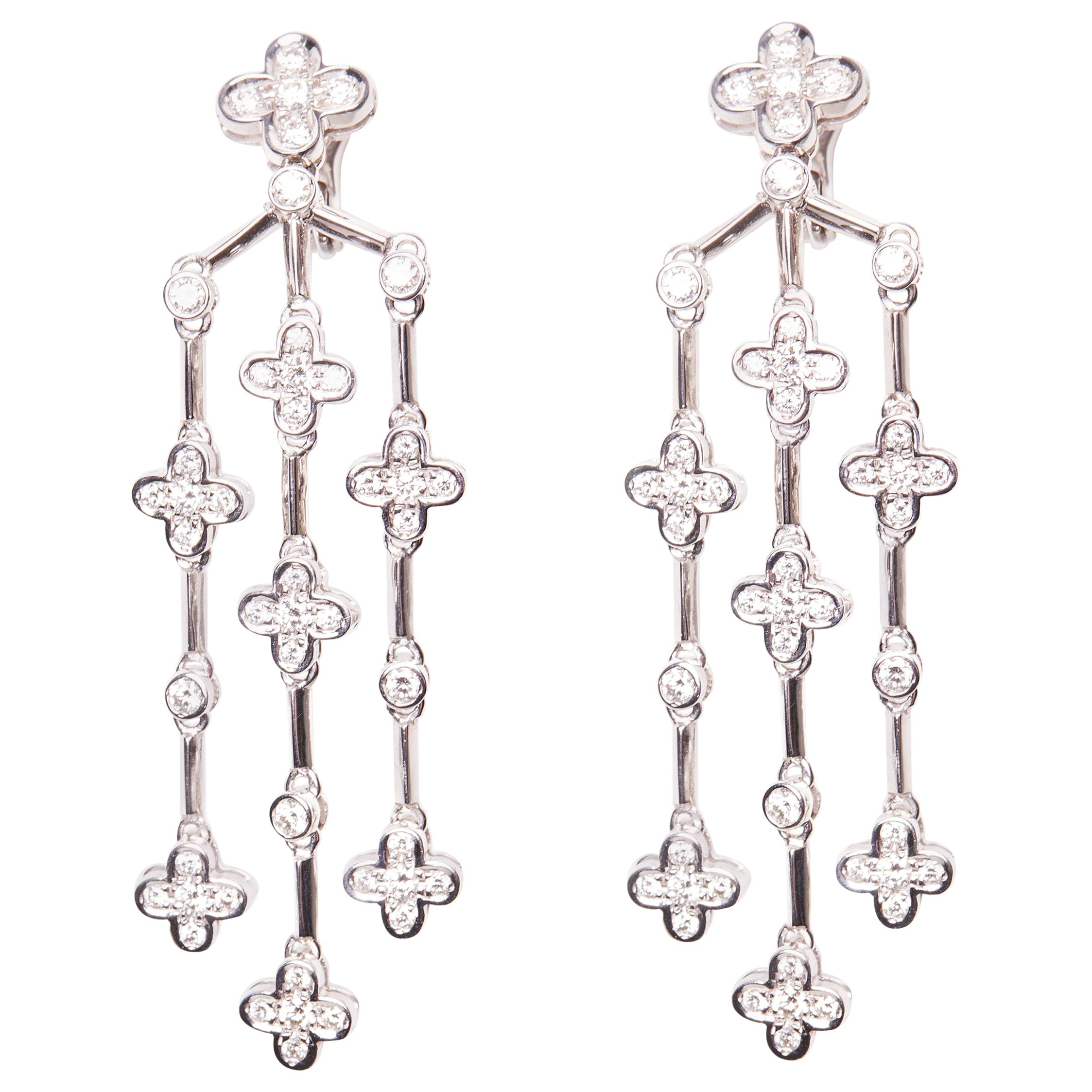 Boucles d
oreilles chandelier en or blanc 18 carats avec diamants