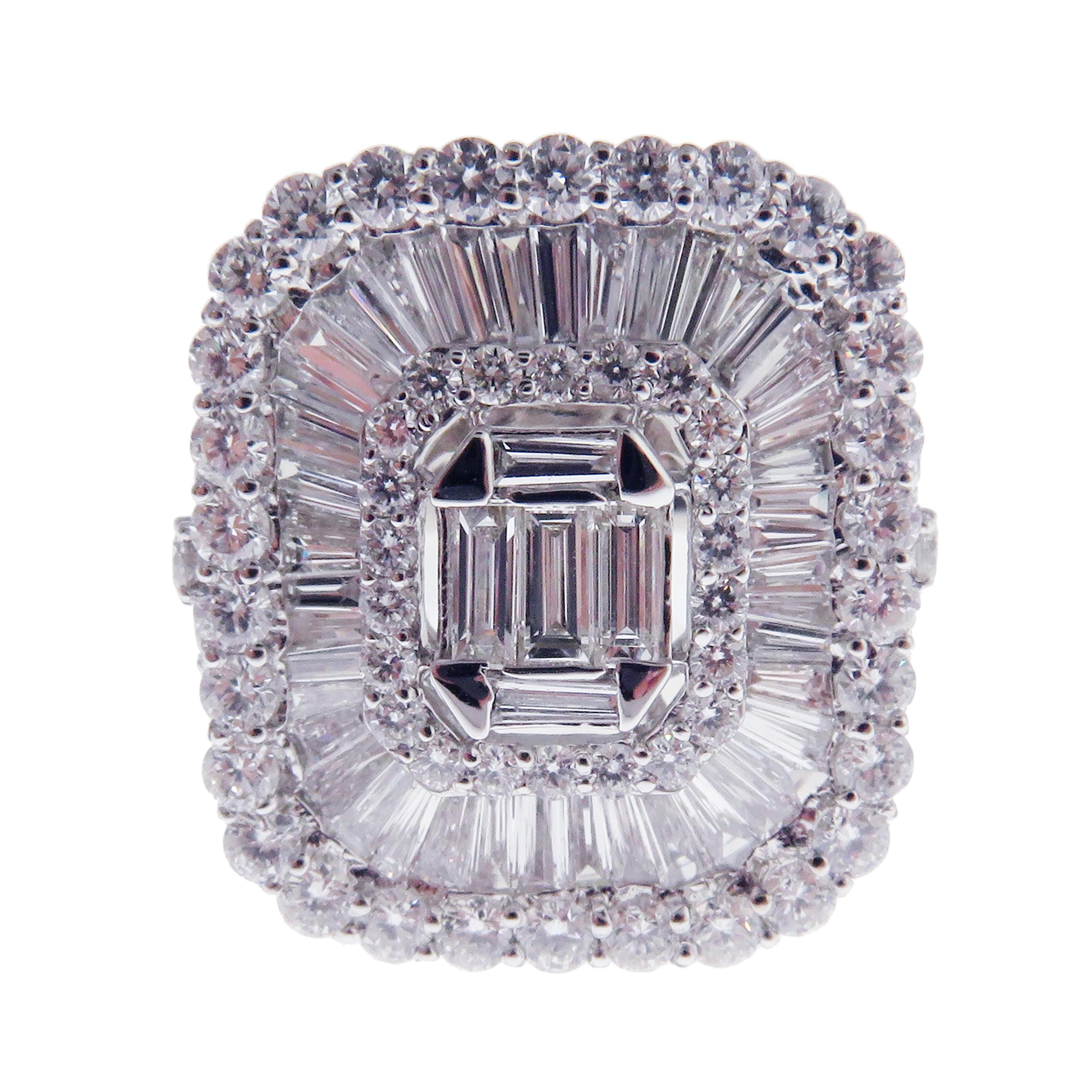 Anello classico in oro bianco 18 carati con diamante taglio Baguette In condizioni Nuovo a Los Angeles, CA