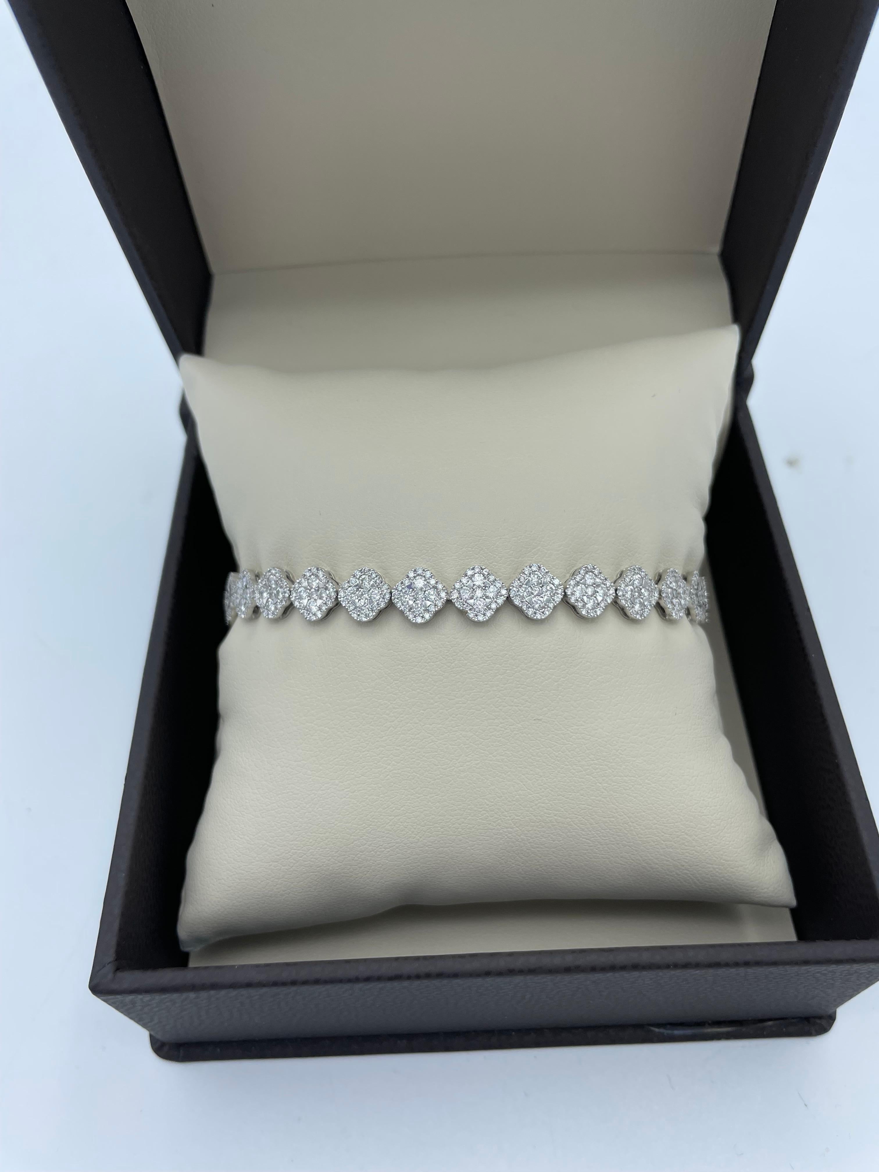 18 Karat Weißgold Diamant-Klover-Armband (Zeitgenössisch) im Angebot