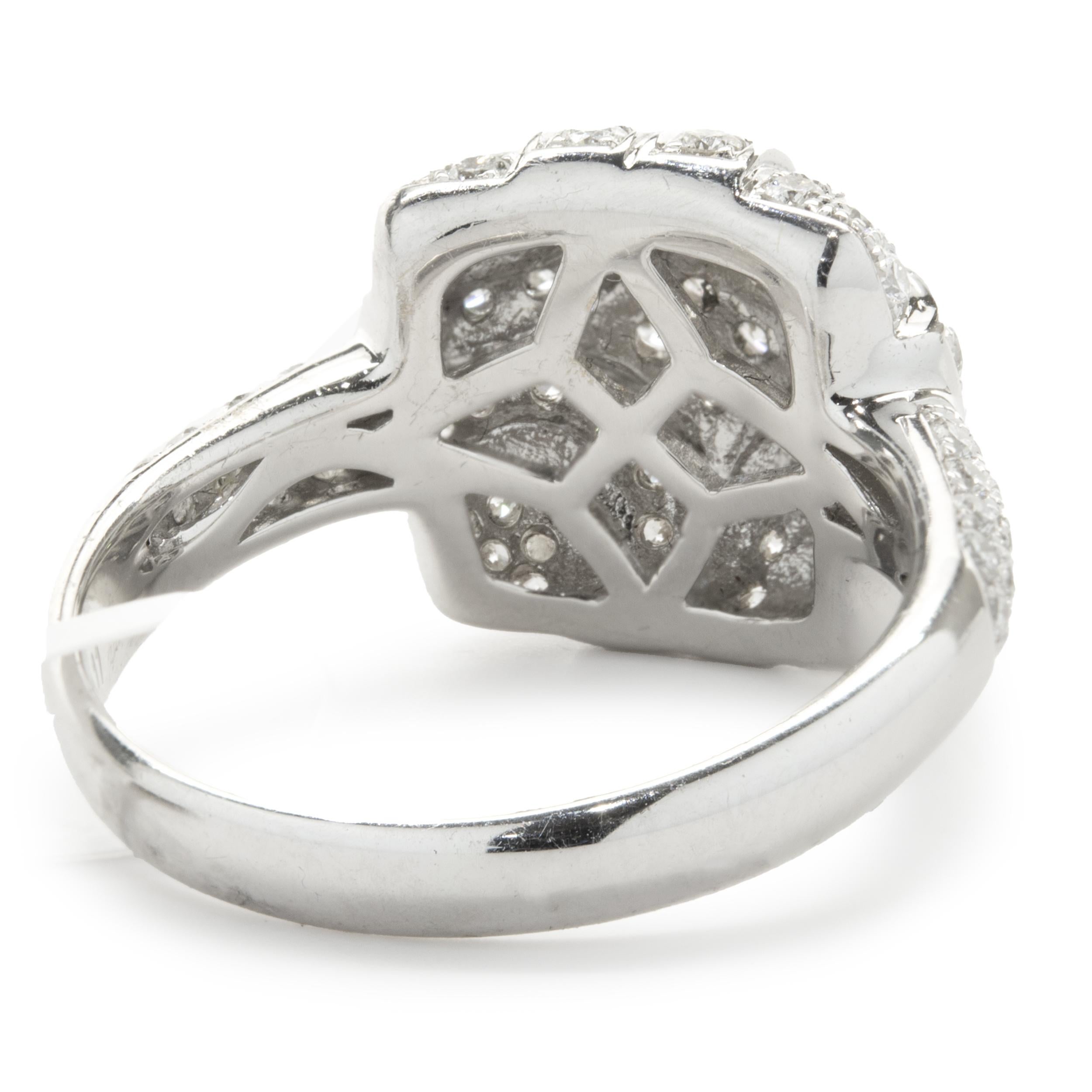 18 Karat Weißgold Diamant-Cluster-Kissenring (Rundschliff)