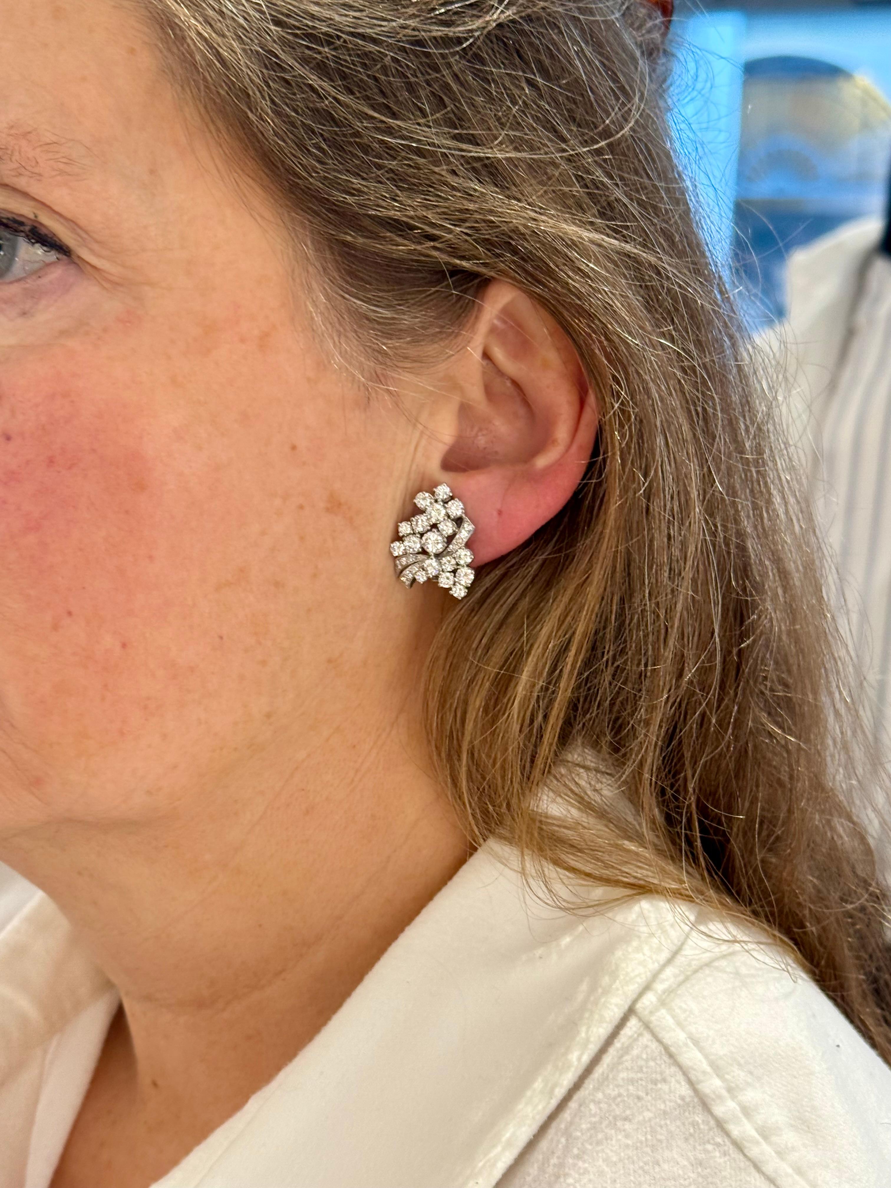 Orecchini a grappolo con diamanti in oro bianco 18 carati in vendita 4