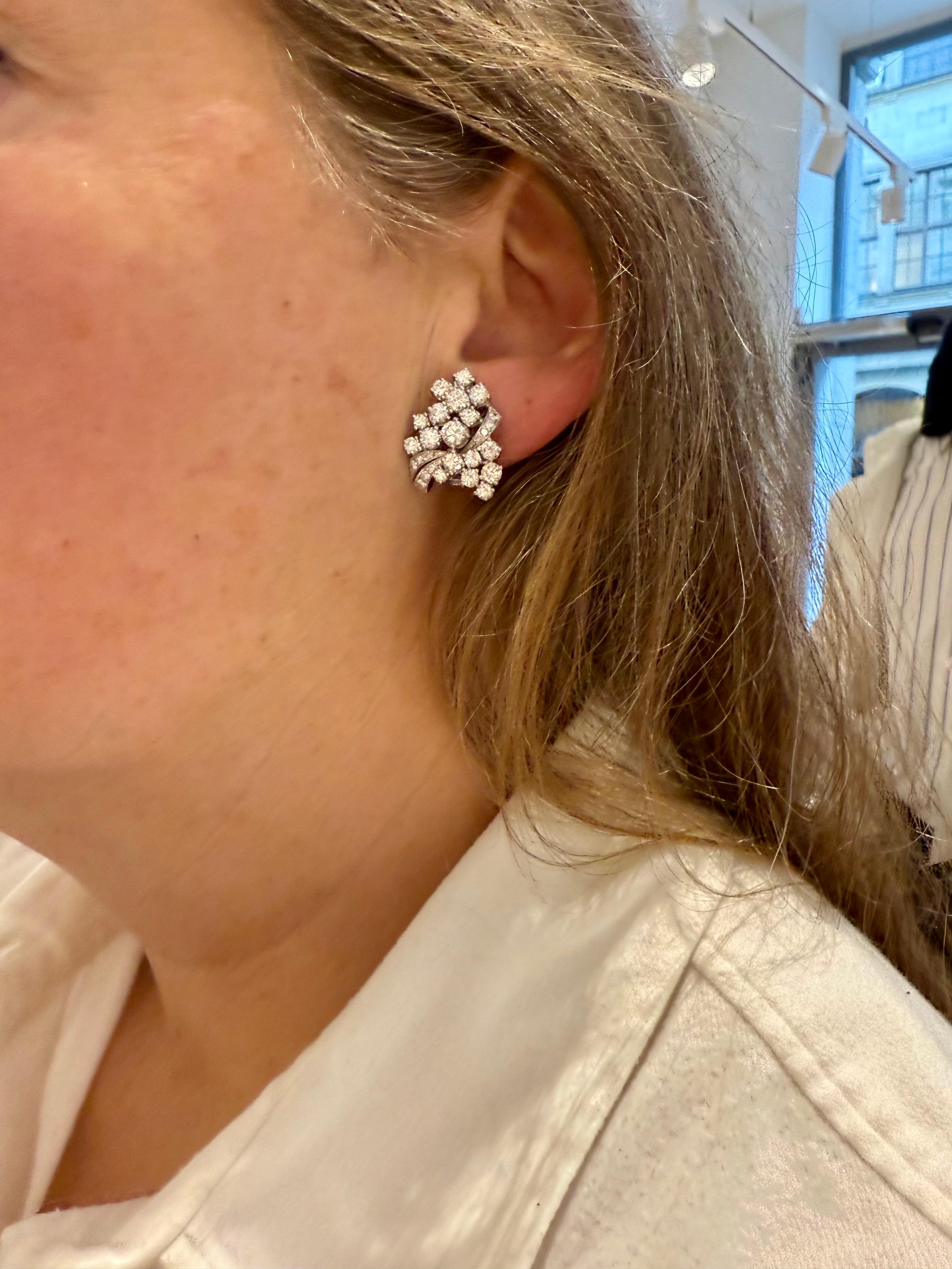 Orecchini a grappolo con diamanti in oro bianco 18 carati in vendita 9