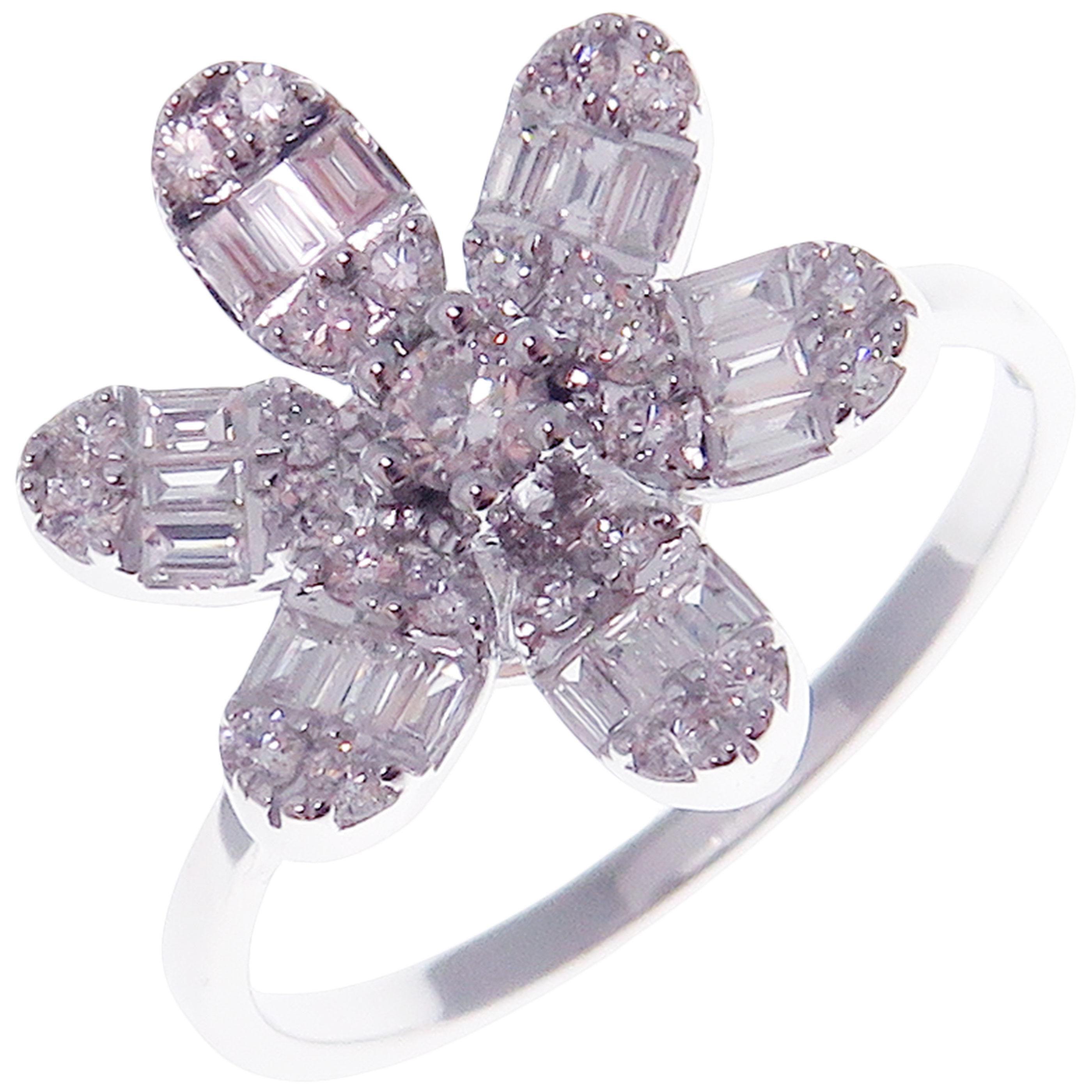 Dieser trendige Blumen-Illusionsring ist aus 18 Karat Weißgold gefertigt und mit 25 runden weißen Diamanten von insgesamt 0,29 Karat und 18 weißen Baguette-Diamanten von insgesamt 0,25 Karat besetzt.
Ungefähres Gesamtgewicht 3,24 Gramm.
Standard
