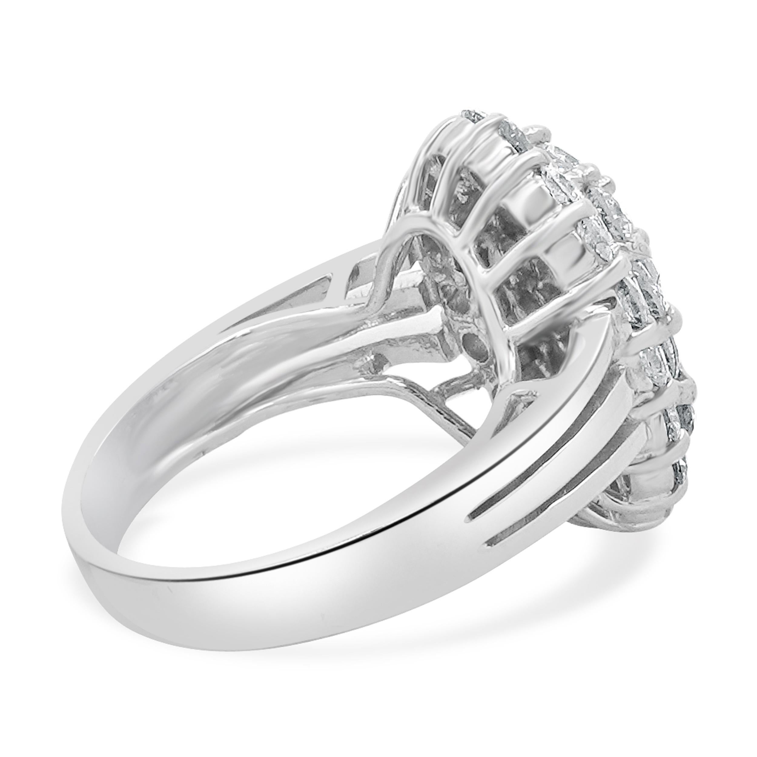 Taille ronde Bague ovale grappe de diamants en or blanc 18 carats en vente