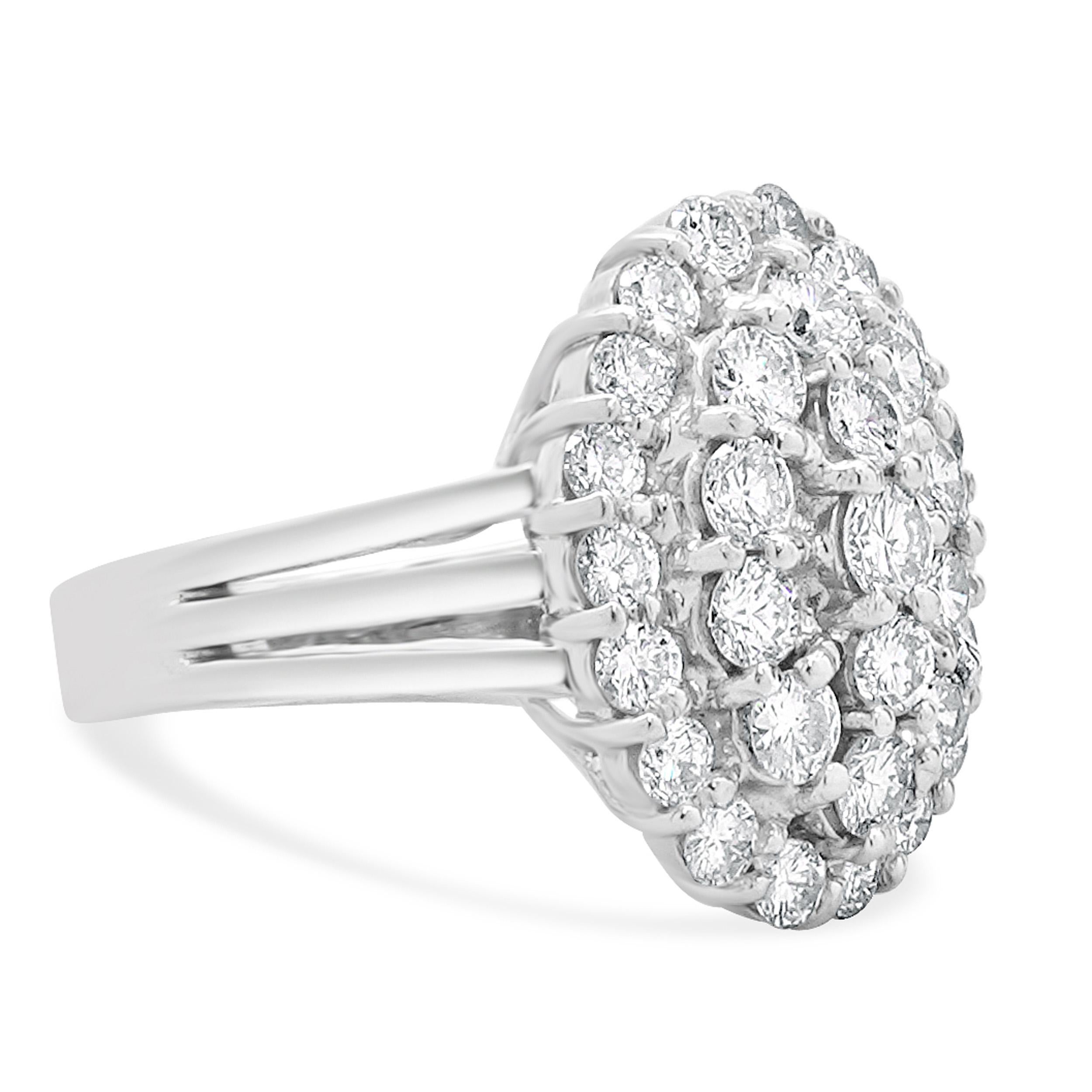 Bague ovale grappe de diamants en or blanc 18 carats Excellent état - En vente à Scottsdale, AZ