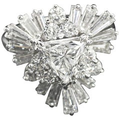 18 Karat Weißgold Diamant-Cluster-Ring mit Trillion-Schliff in der Mitte