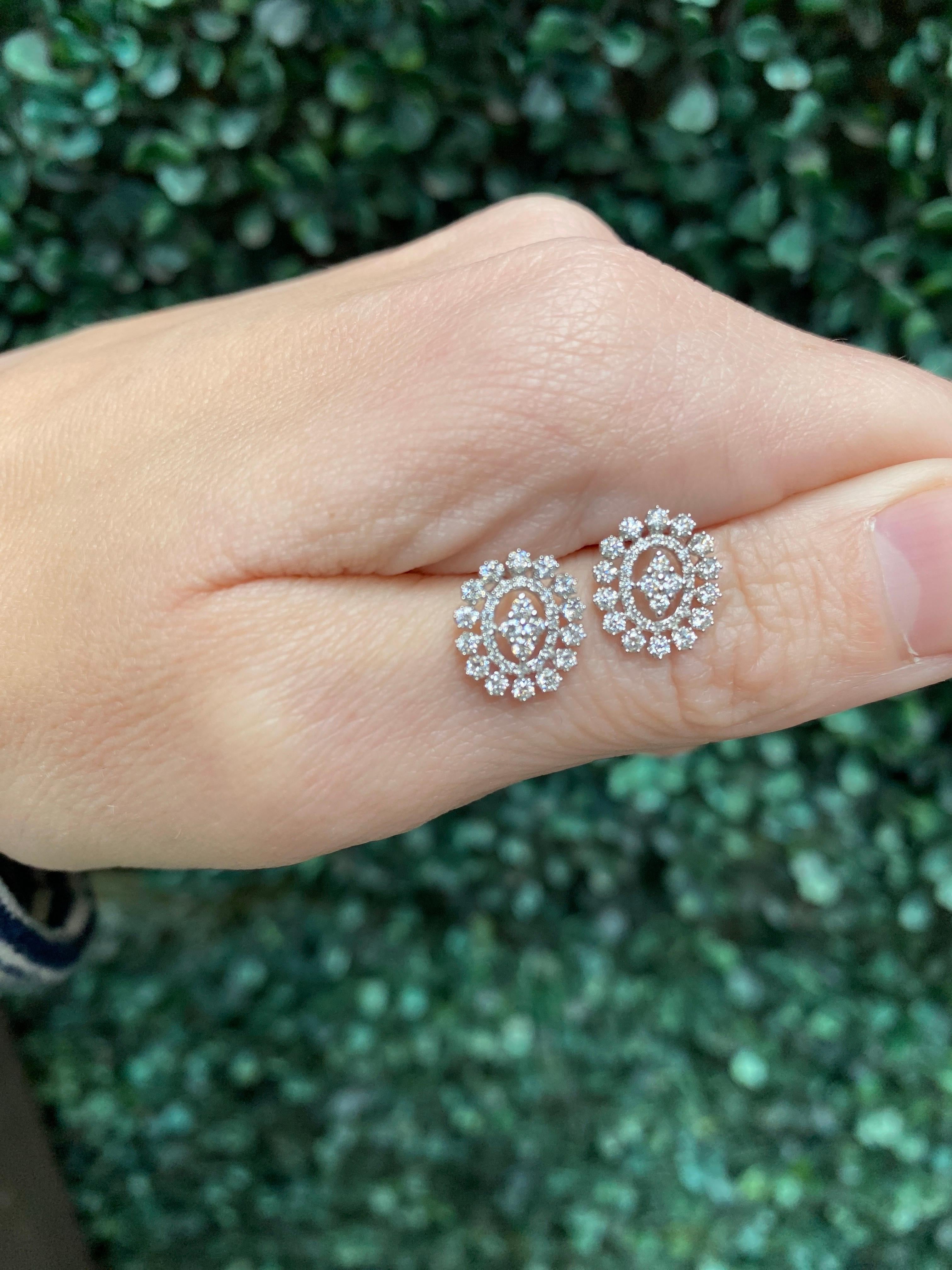 18 Karat Weißgold Diamant-Cluster-Ohrstecker im Zustand „Neu“ in Houston, TX