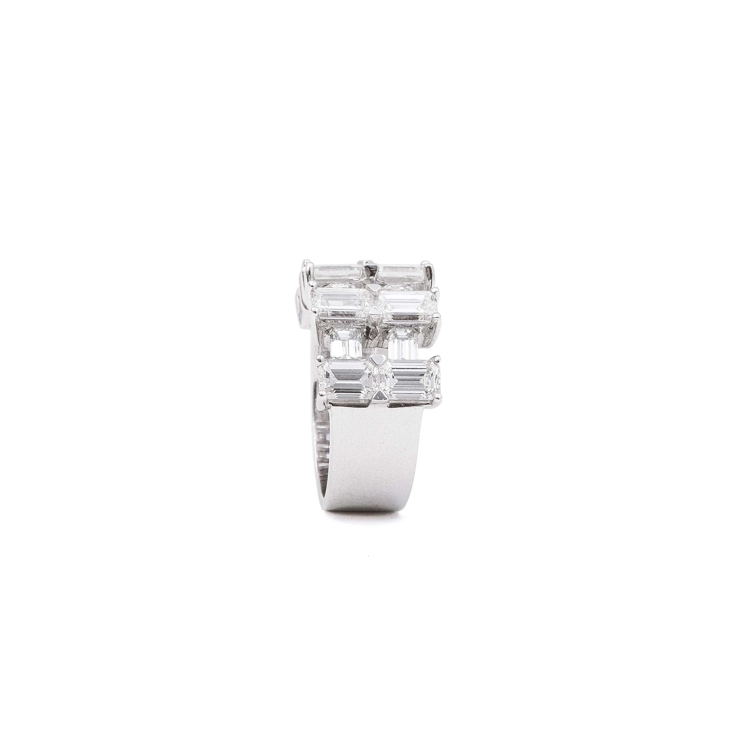 18 Karat White Gold Diamond Cocktail Ring

Beautifully crafted 18 Karat white gold ring studded with emerald cut diamonds set together to give the illusion of a weave.  Perfect for cocktails and evening wear.

Ring Size - US size 6.75
Diamonds -