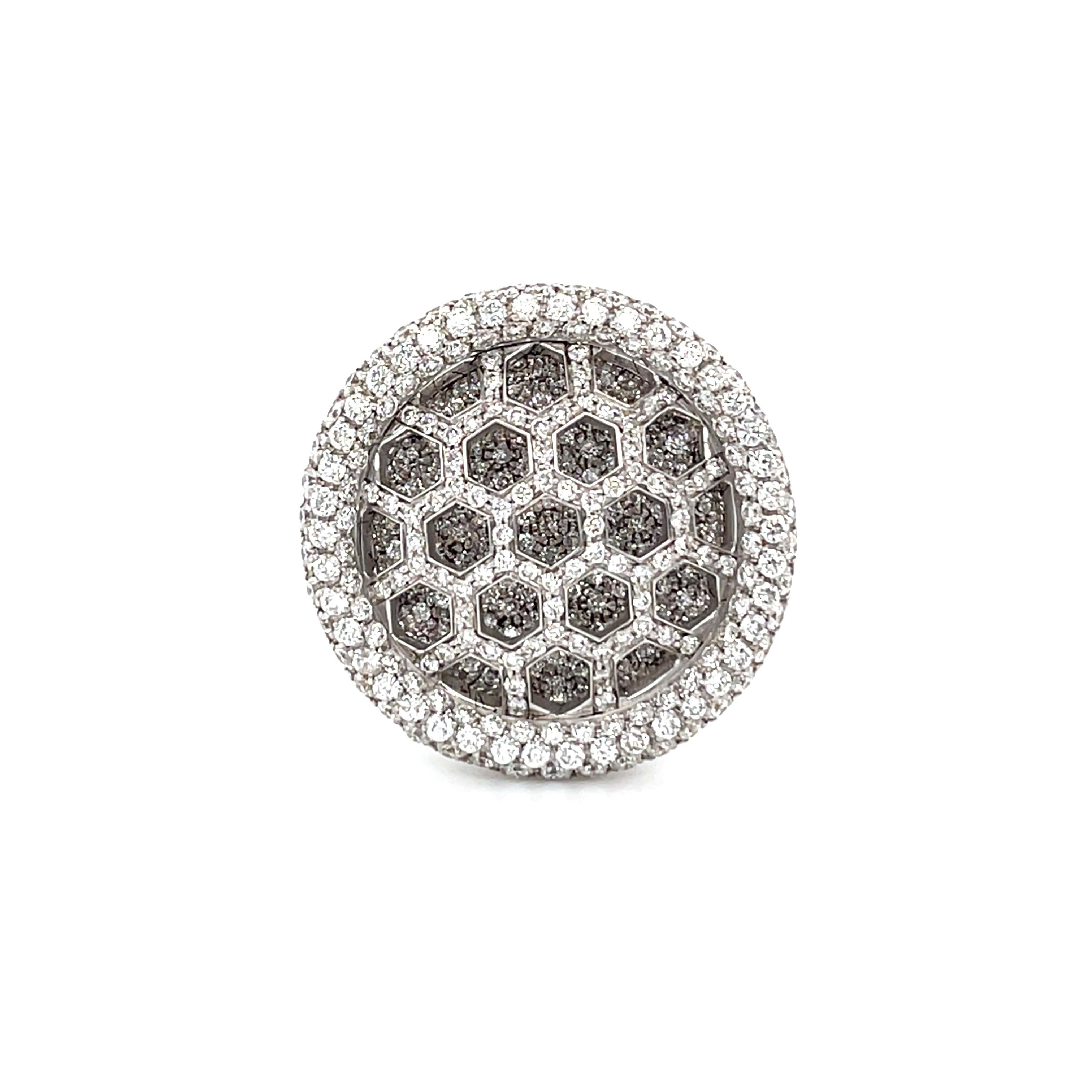 18K Weißgold schönen Cocktail-Ring ist von Dentelle Collection. Dieser elegante Ring hat ein sehr feines Muster mit natürlichen weißen Diamanten von insgesamt 2,42 Karat. Das Gesamtgewicht des Metalls beträgt 10,80 g. Der Durchmesser des oberen