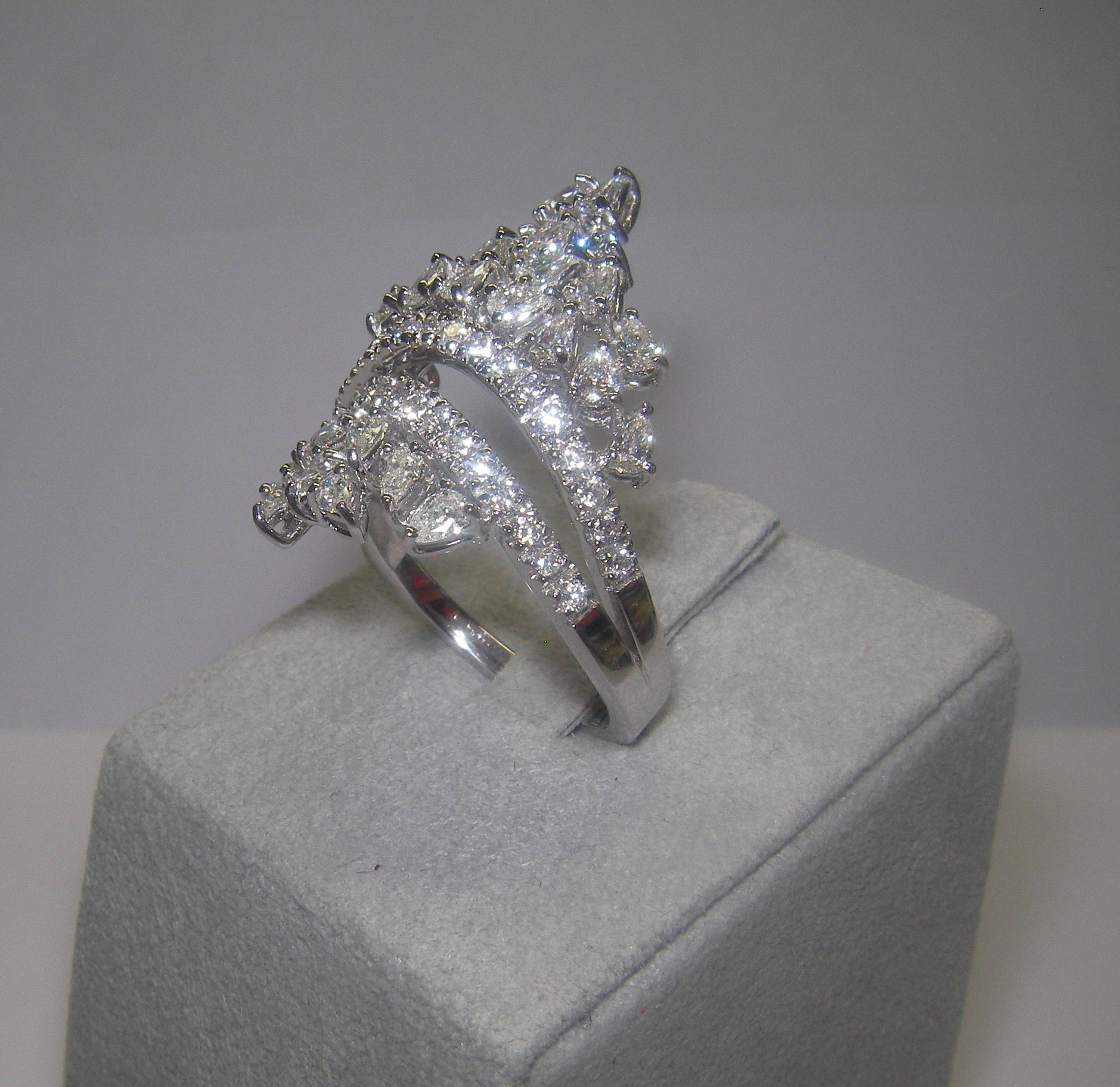 18 Karat White Gold Diamond Cocktail Ring In New Condition For Sale In Duesseldorf, DE