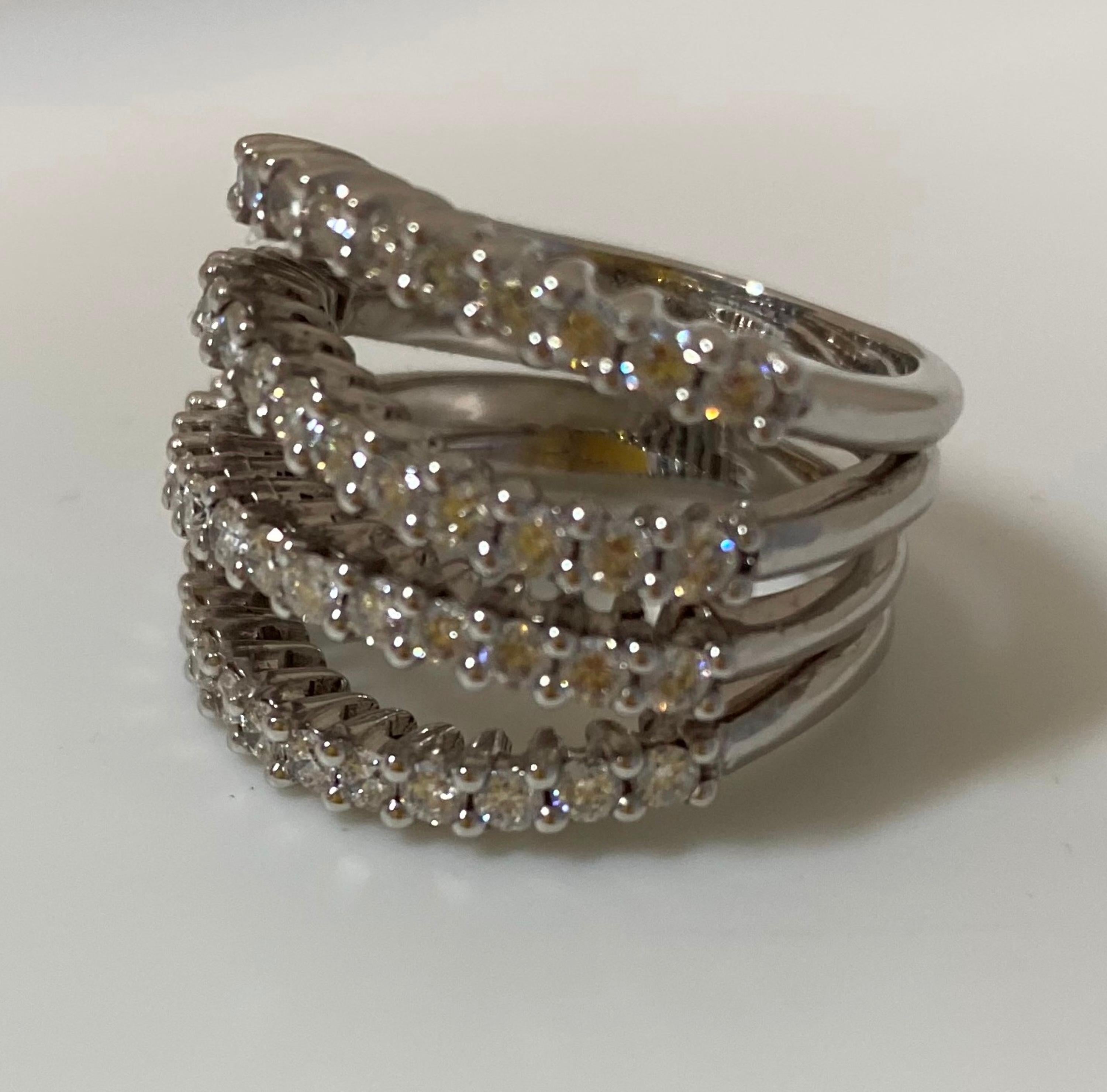 18 Karat White Gold Diamond Cocktail Ring In New Condition In Duesseldorf, DE