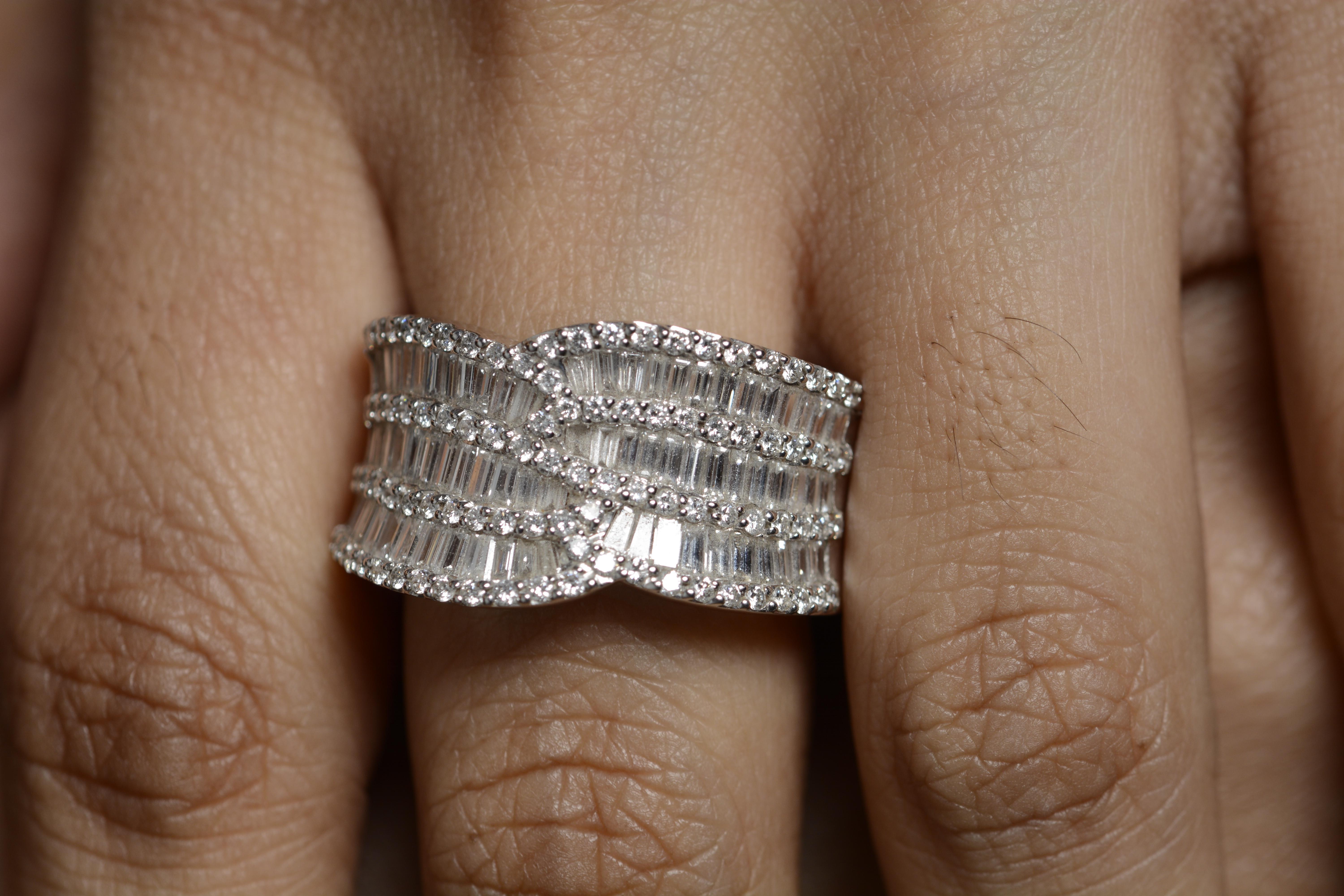 18 Karat White Gold Diamond Cocktail Ring In Good Condition For Sale In Mumbai, IN
