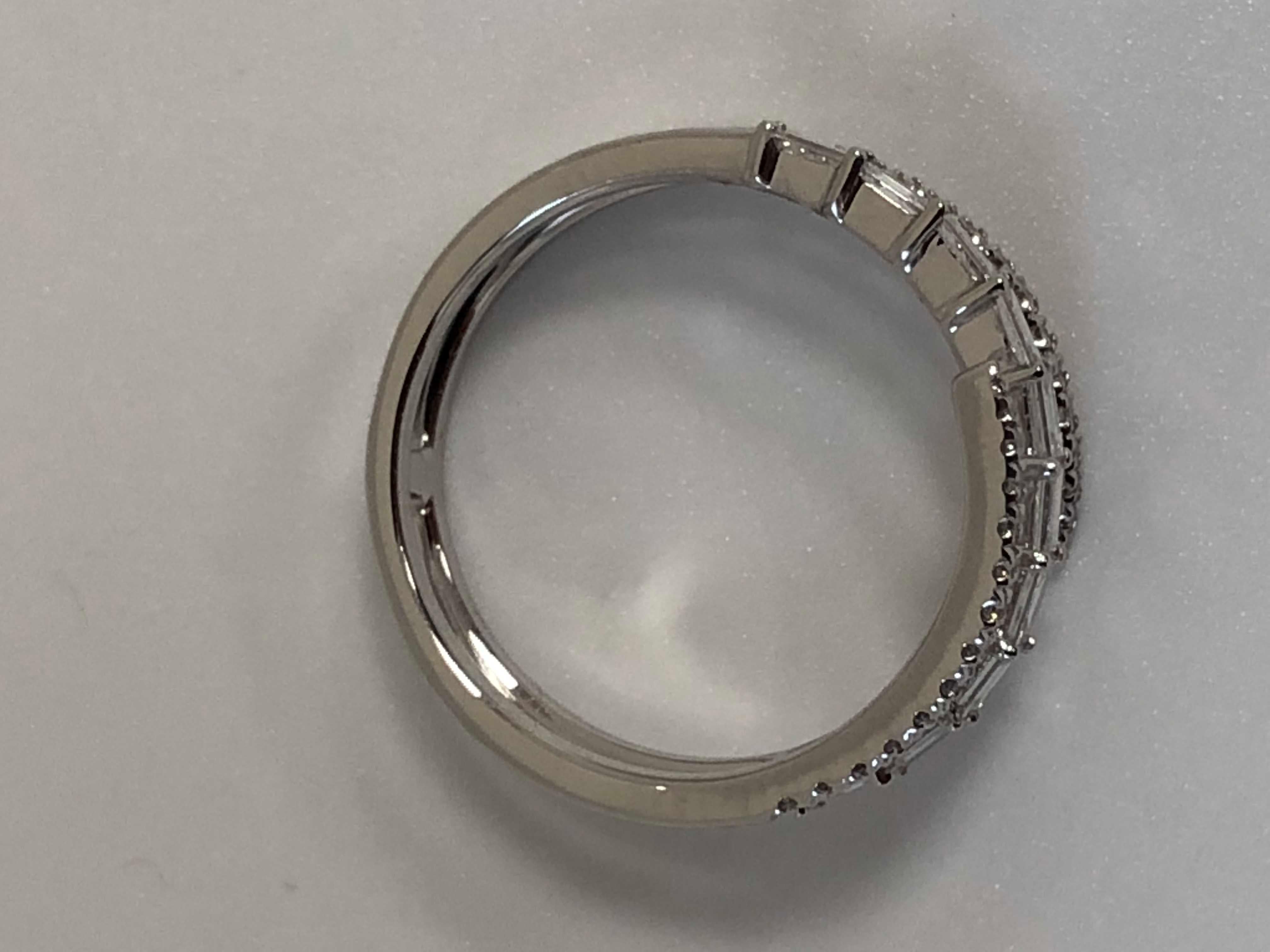 18 Karat White Gold Diamond Coil Ring In New Condition In New York, NY