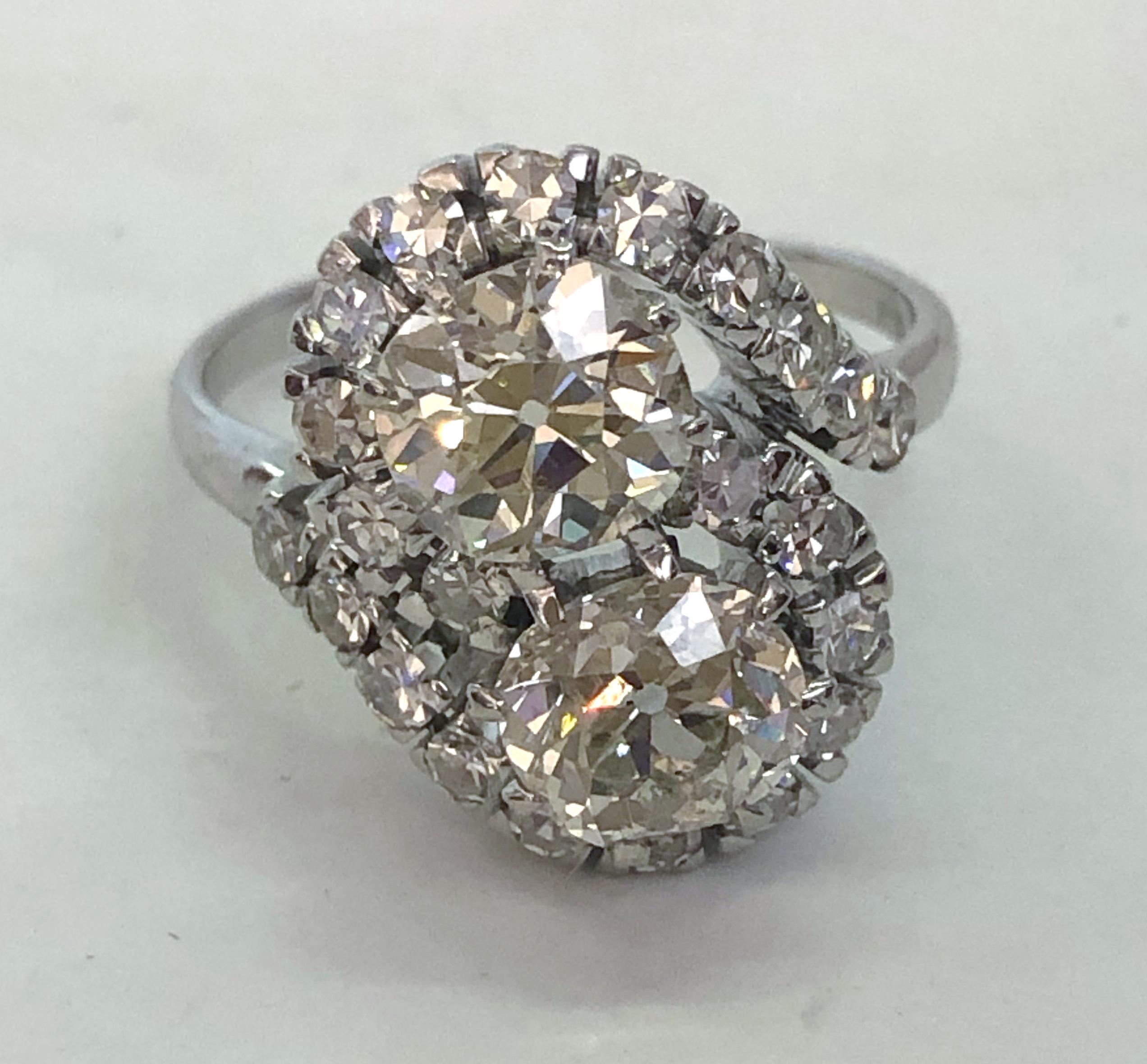 Ring aus 18 Karat Weißgold mit zwei großen Diamanten in der Mitte von je 1,1 Karat und Brillanten in der Kontur von insgesamt 0,4 Karat / Italien 1950er Jahre
Ring Größe US 7.5