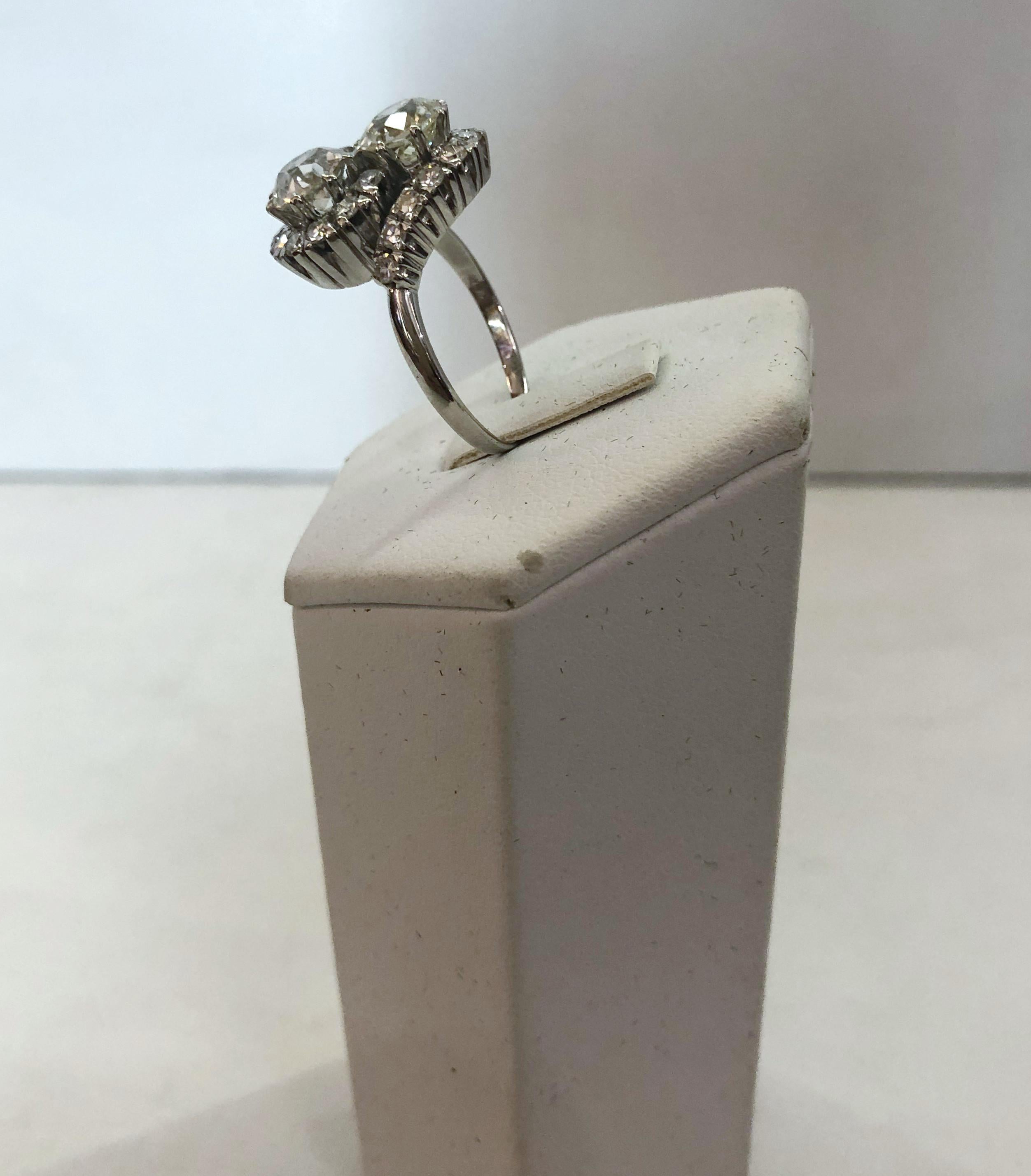 Kontrarie-Ring aus 18 Karat Weißgold mit Diamanten im Zustand „Gut“ im Angebot in Palm Springs, CA