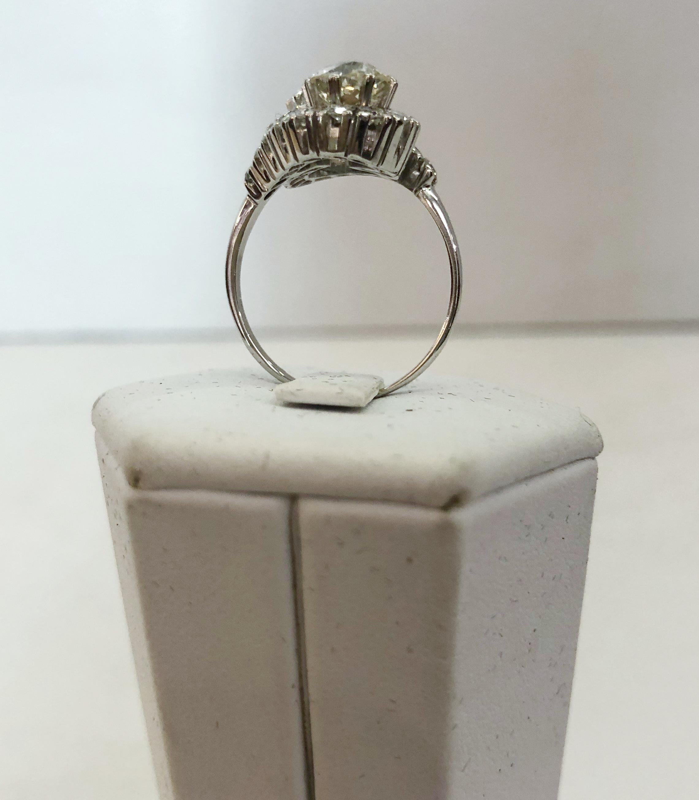 Kontrarie-Ring aus 18 Karat Weißgold mit Diamanten Damen im Angebot