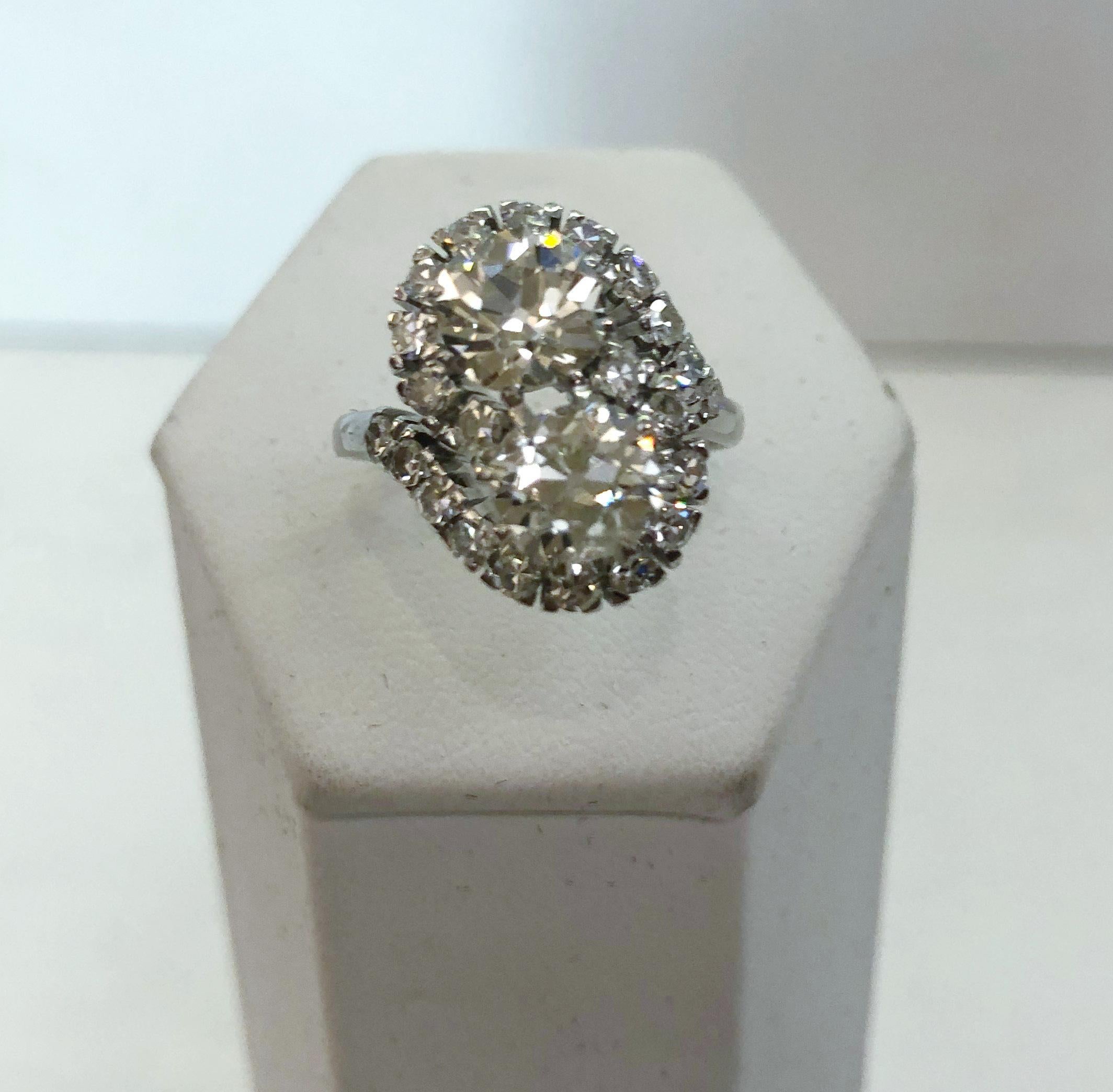 18 Karat White Gold Diamond Contrarie Ring For Sale 3